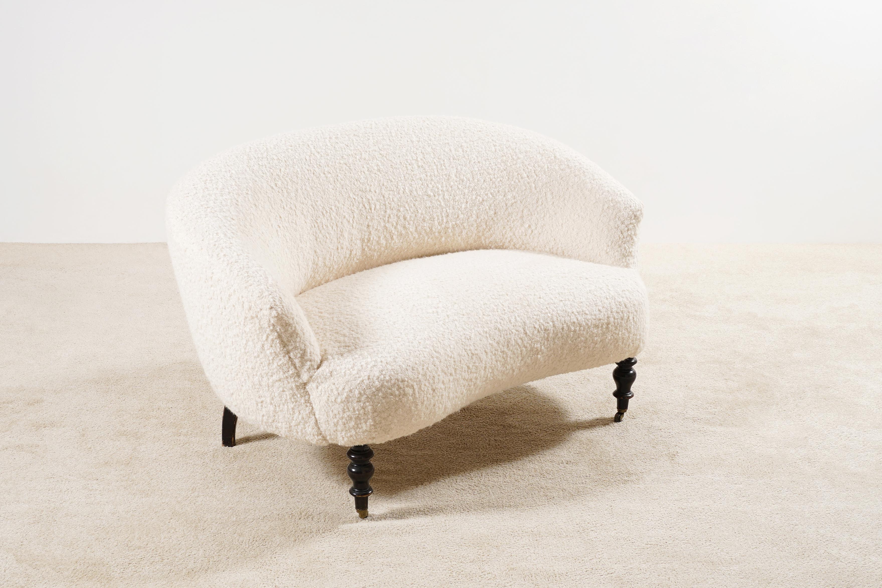 19. Jahrhundert Französisch Napoleon III geschwungenes Sofa, neu gepolstert Bouclé-Stoff im Zustand „Hervorragend“ im Angebot in Paris, FR
