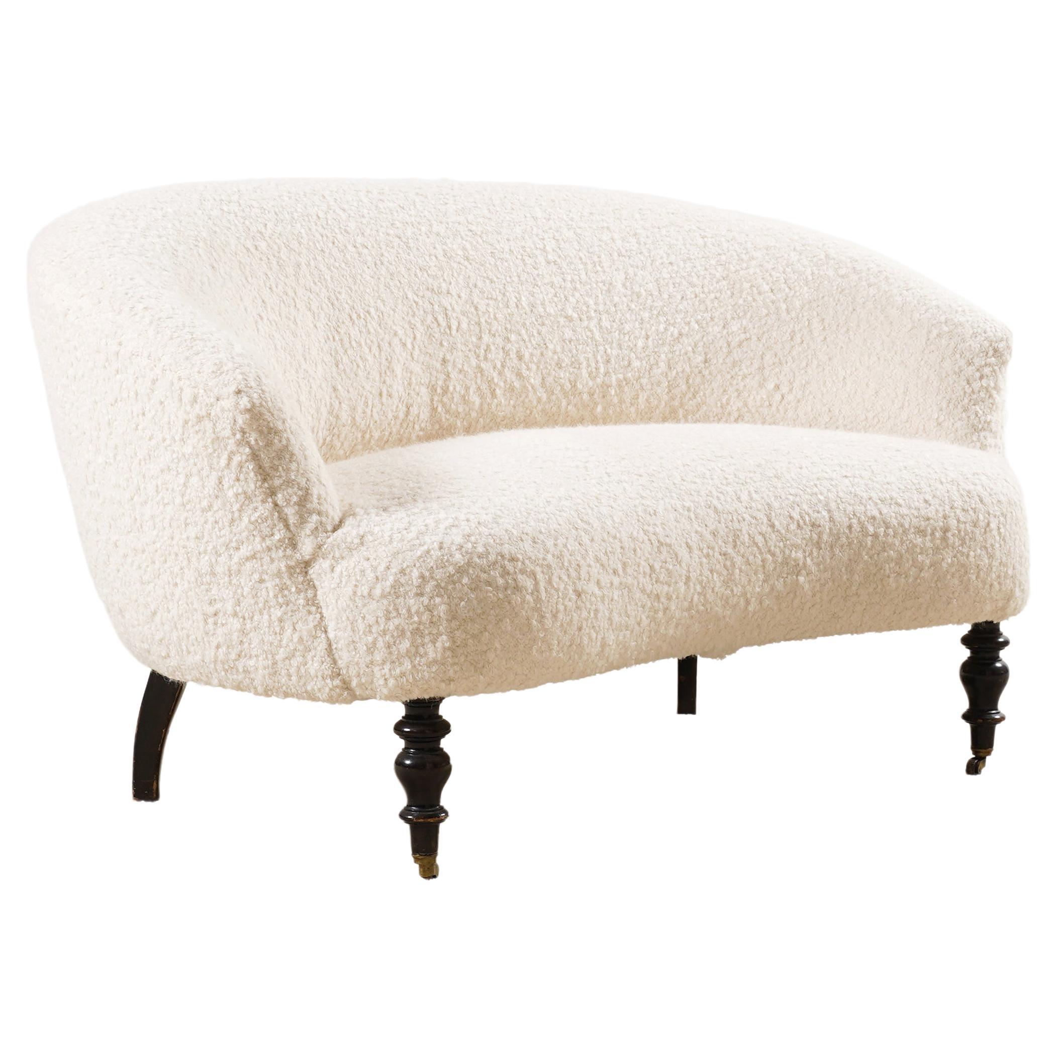19. Jahrhundert Französisch Napoleon III geschwungenes Sofa, neu gepolstert Bouclé-Stoff im Angebot