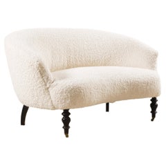 19. Jahrhundert Französisch Napoleon III geschwungenes Sofa, neu gepolstert Bouclé-Stoff