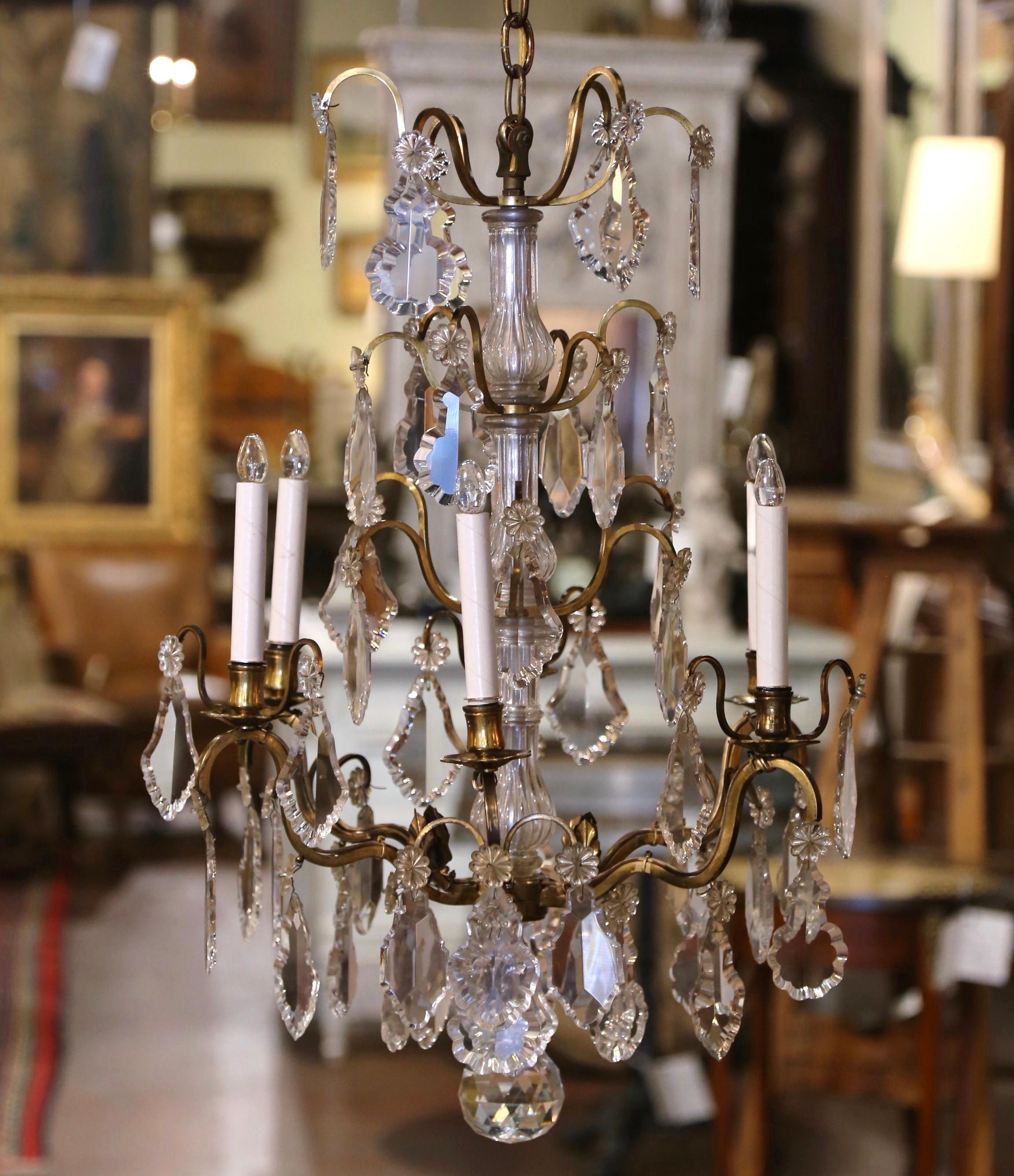 Diese elegante Leuchte aus Baccarat-Kristall und Bronze wurde um 1870 in Frankreich hergestellt. Der komplizierte antike Kronleuchter hat sechs Lichter, die auf einer Ebene neu verdrahtet sind, mit luxuriösen Bügeln aus geschliffenem Kristall und