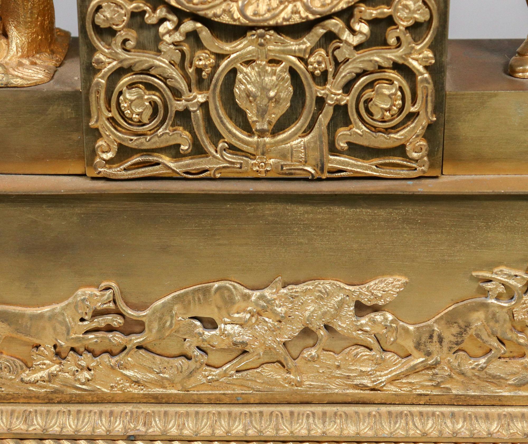 Orologio francese del XIX secolo Napoleone III Impero in bronzo dorato con motivi di caccia in vendita 4