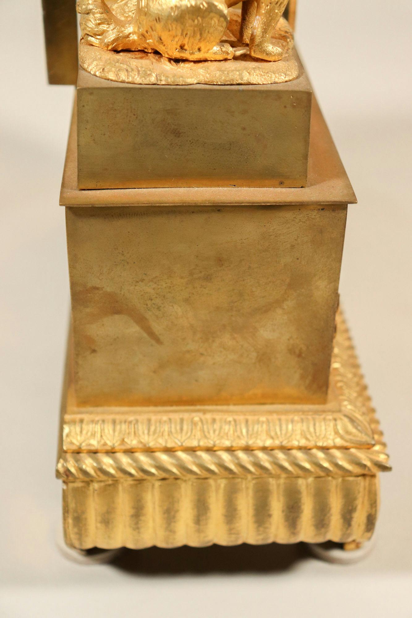 Orologio francese del XIX secolo Napoleone III Impero in bronzo dorato con motivi di caccia in vendita 10