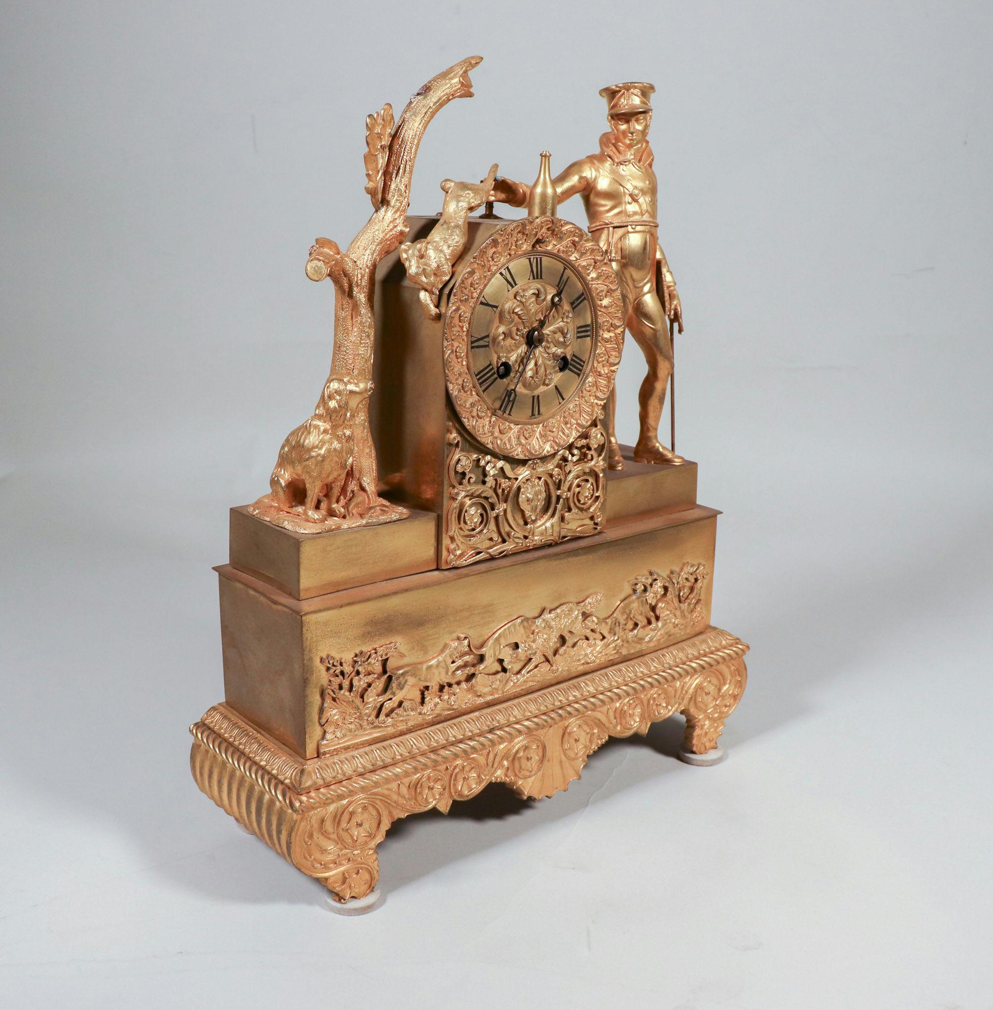 Francese Orologio francese del XIX secolo Napoleone III Impero in bronzo dorato con motivi di caccia in vendita