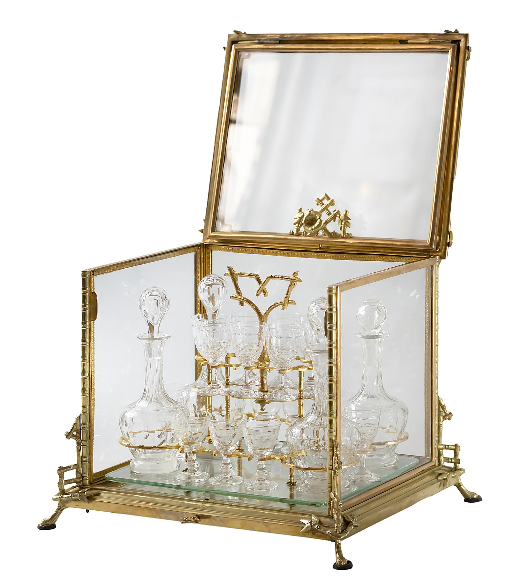 Boîte à liqueur française Napoléon III du 19ème siècle en bronze doré et verre Bon état à Vilnius, LT