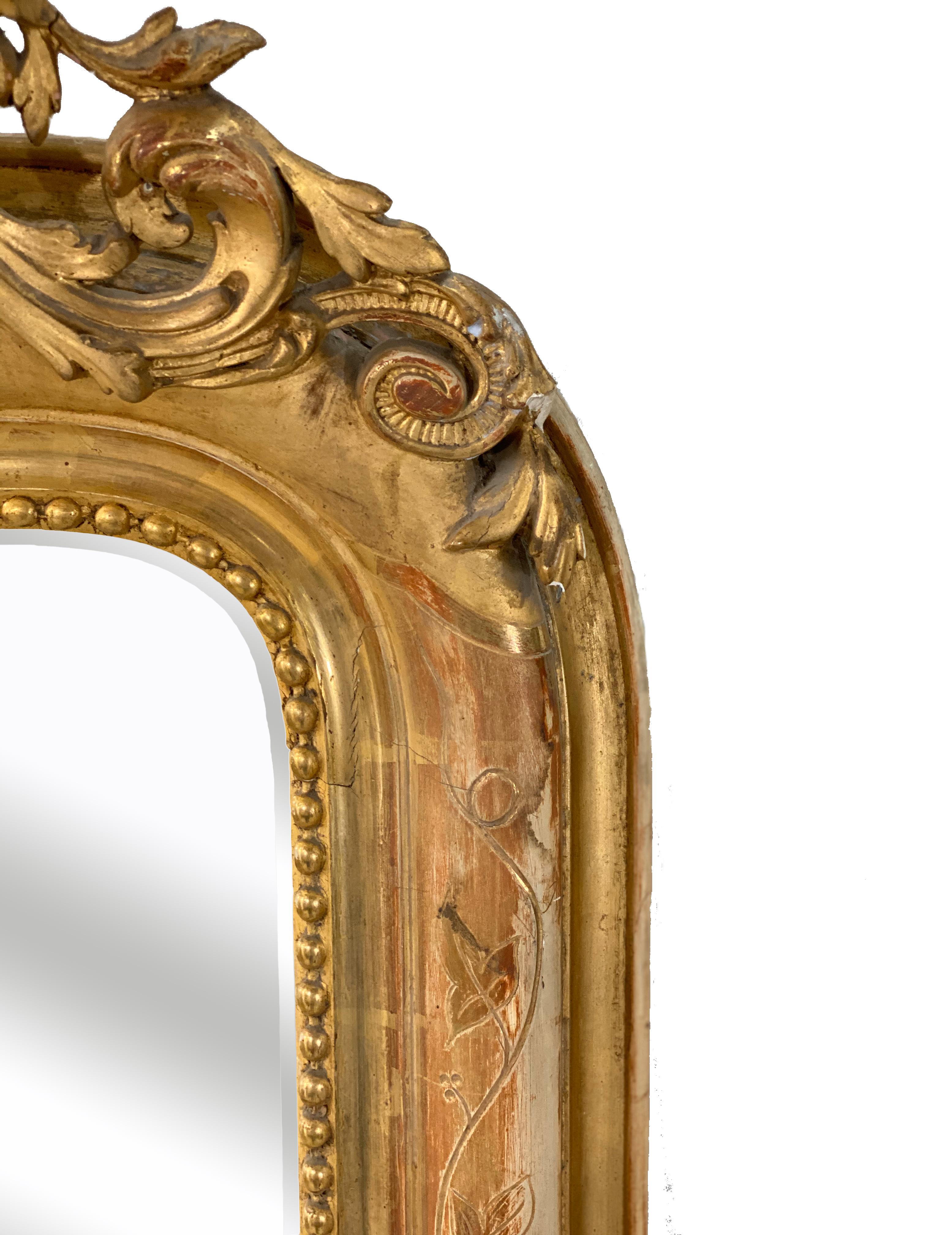 Beautiful and Classic French 19th century gilded mirror with stunning motif. Original gilding and mercury.