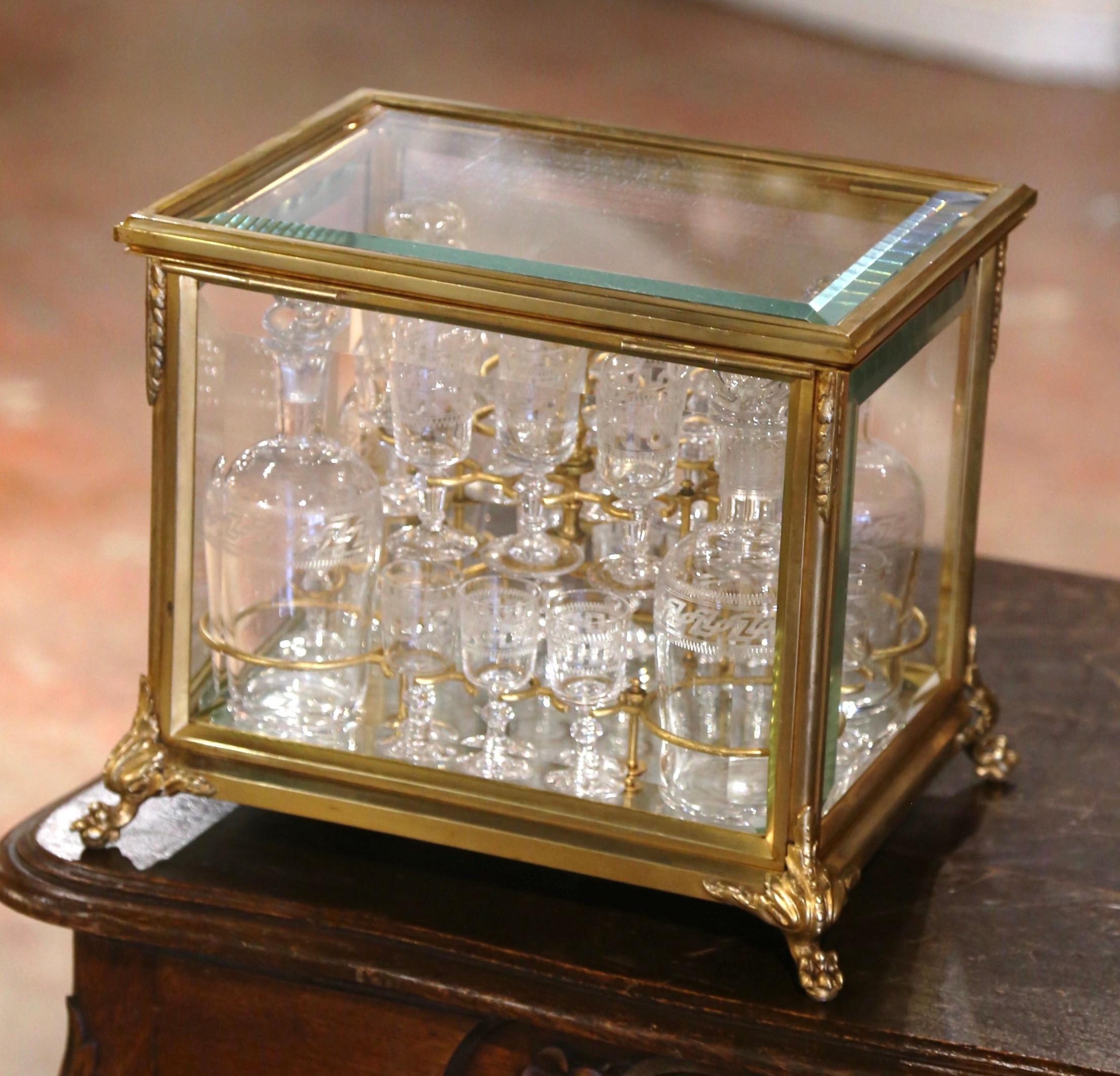 Crea una zona de bar con esta elegante cueva de licor antigua. Creada en Francia hacia 1870 y construida en bronce con decoración floral en cada esquina, la licorera decorativa se alza sobre pies curvos decorados con motivos de hojas de acanto. El