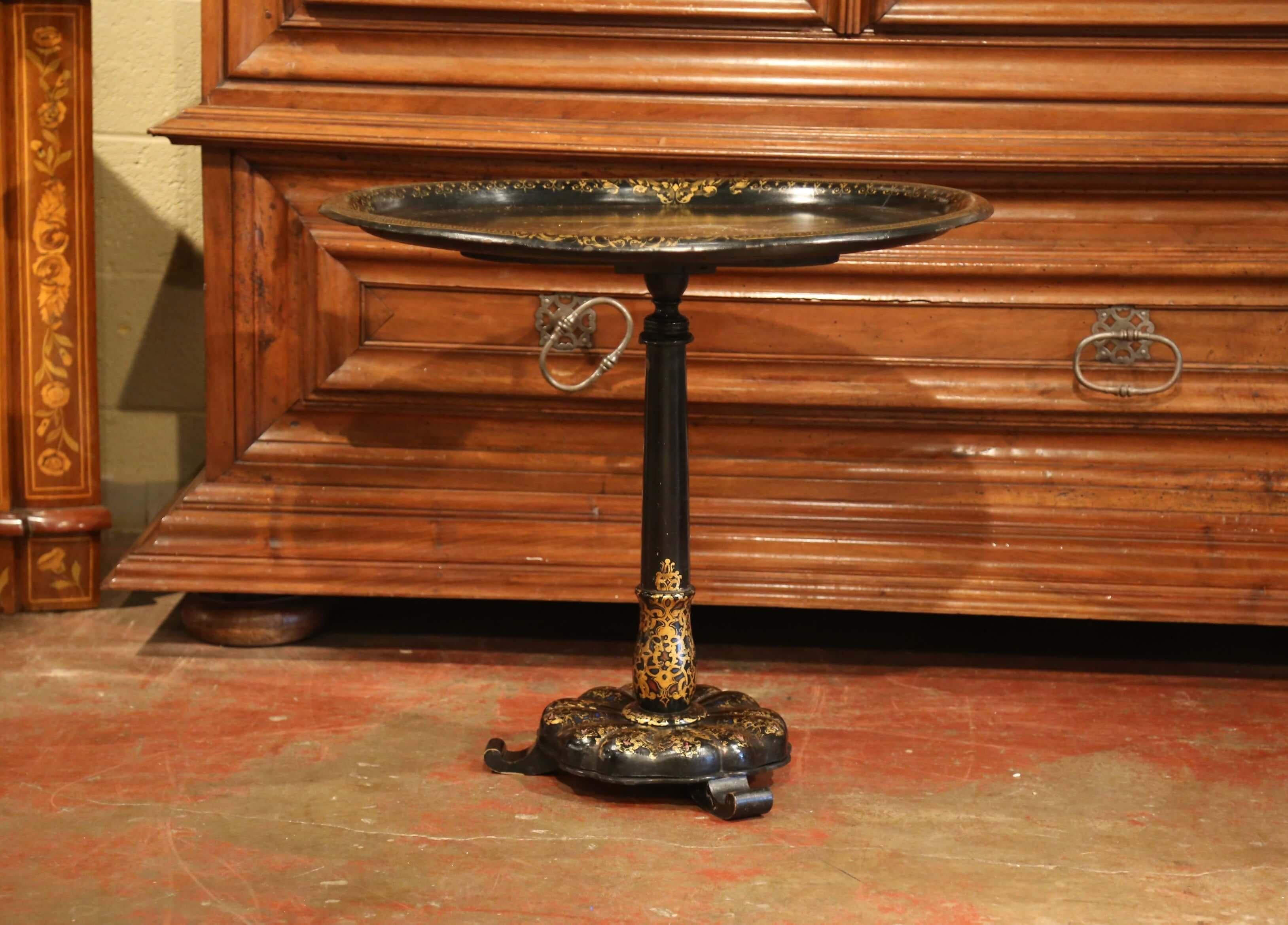 Table support française Napoléon III du XIXe siècle en bois doré avec plateau en tôle peint à la main Bon état - En vente à Dallas, TX