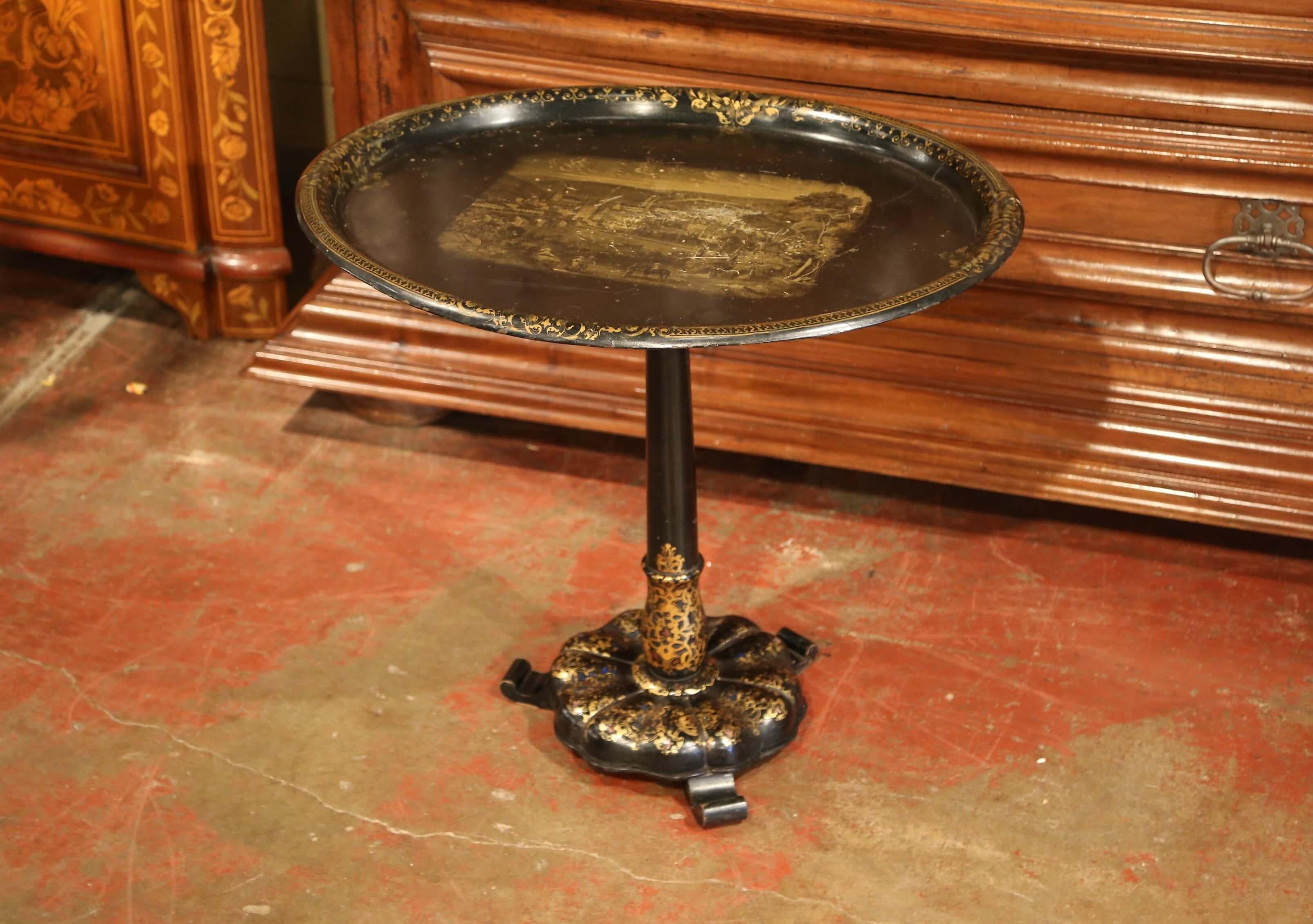 Table support française Napoléon III du XIXe siècle en bois doré avec plateau en tôle peint à la main en vente 1