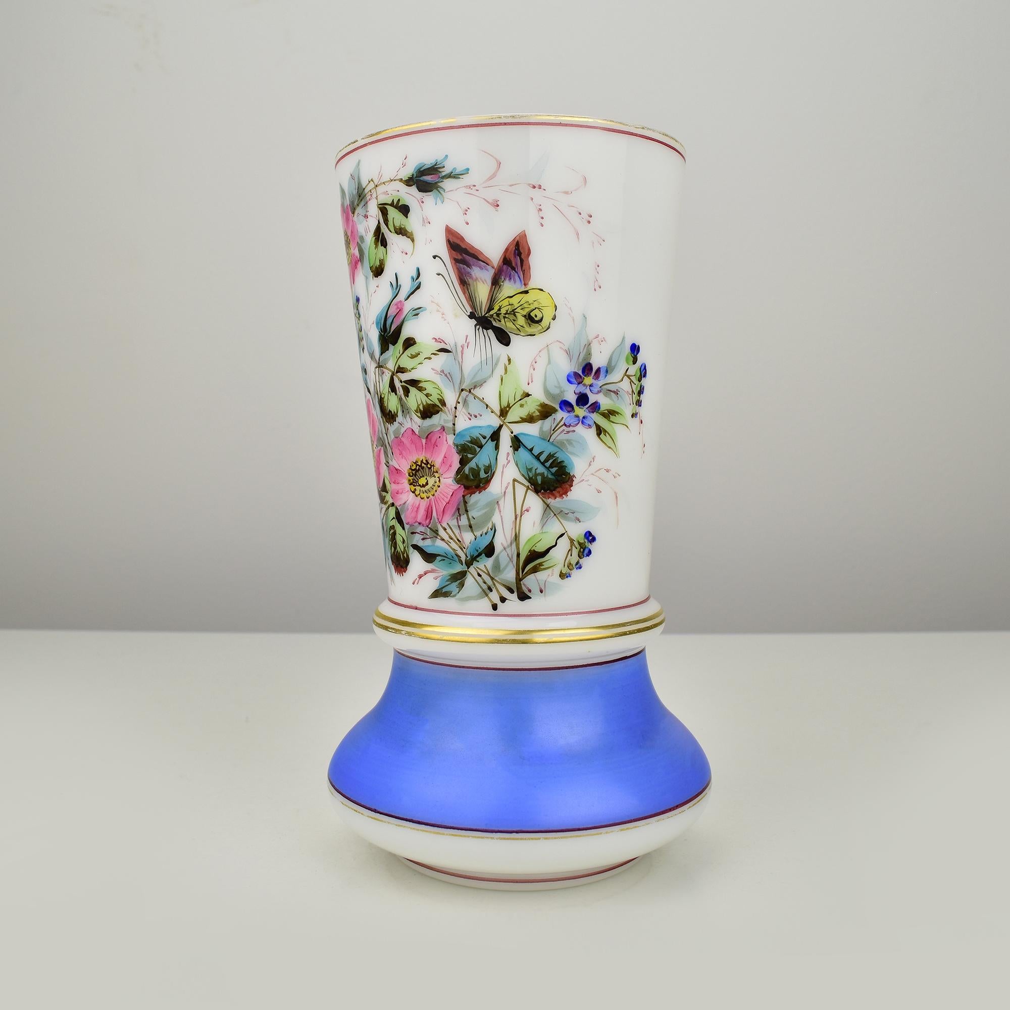 Francese Vaso in vetro opalino dipinto a mano Napoleone III del XIX secolo in vendita