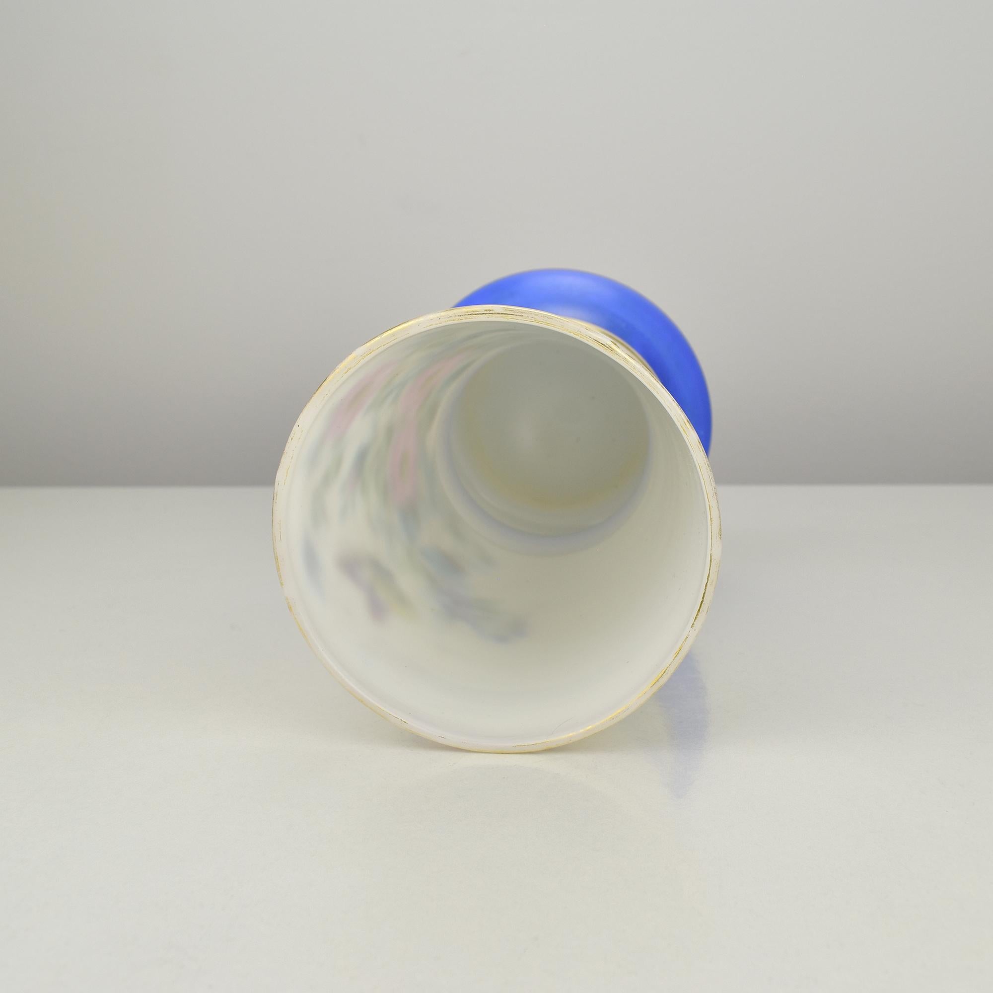 Metà XIX secolo Vaso in vetro opalino dipinto a mano Napoleone III del XIX secolo in vendita