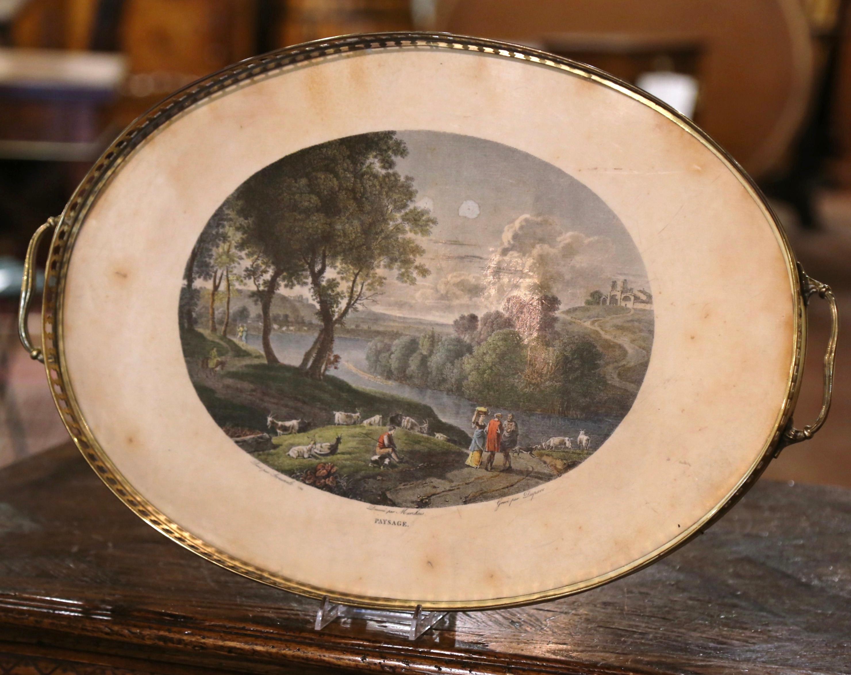 Stellen Sie dieses elegante antike Tablett auf einen Couchtisch oder in ein Hauptbadezimmer, um Schönheitsprodukte zu präsentieren. Die um 1870 in Frankreich gefertigte, ovale, farbenfrohe Platte mit durchbrochenen Seitengriffen ist mit einer