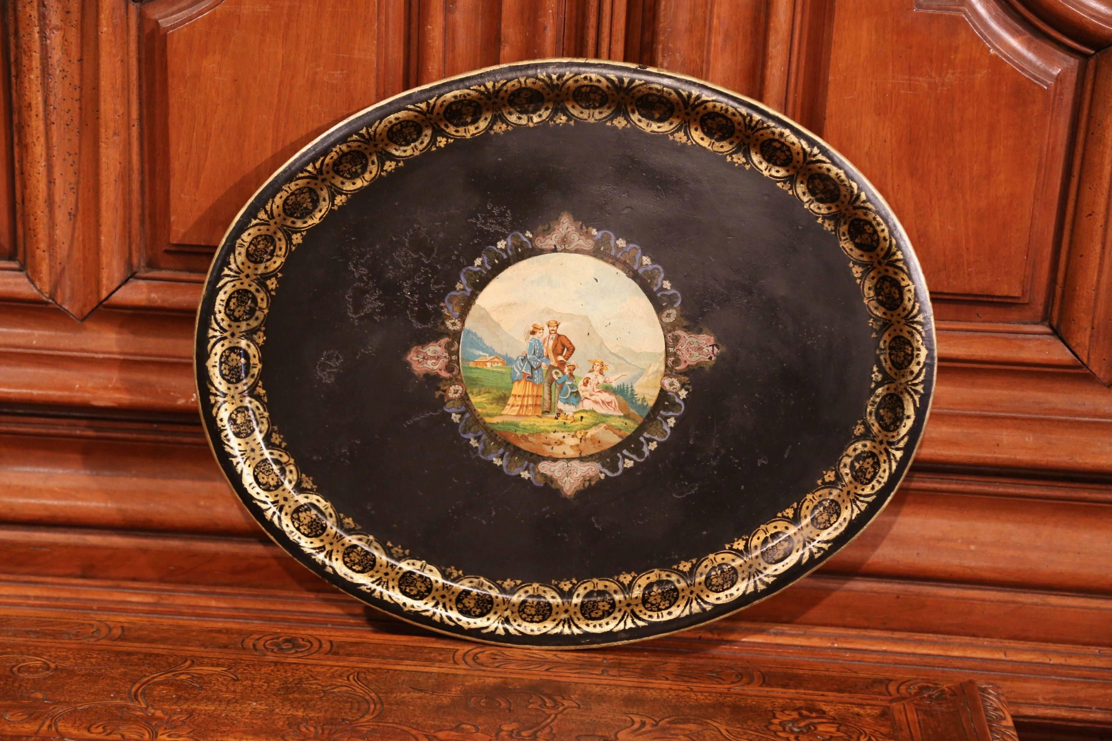 Französisches, handbemaltes, ovales Zinntablett mit Familienszene, Napoleon III.-Periode, 19. Jahrhundert (Vergoldet) im Angebot