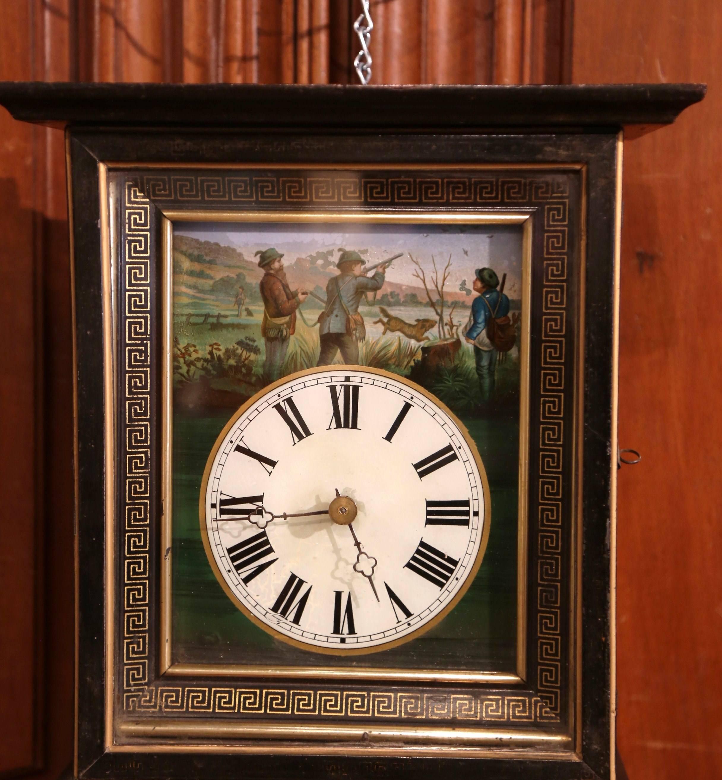 Français Horloge murale française du 19ème siècle peinte à la main de style Napoléon III représentant une scène de chasse en vente