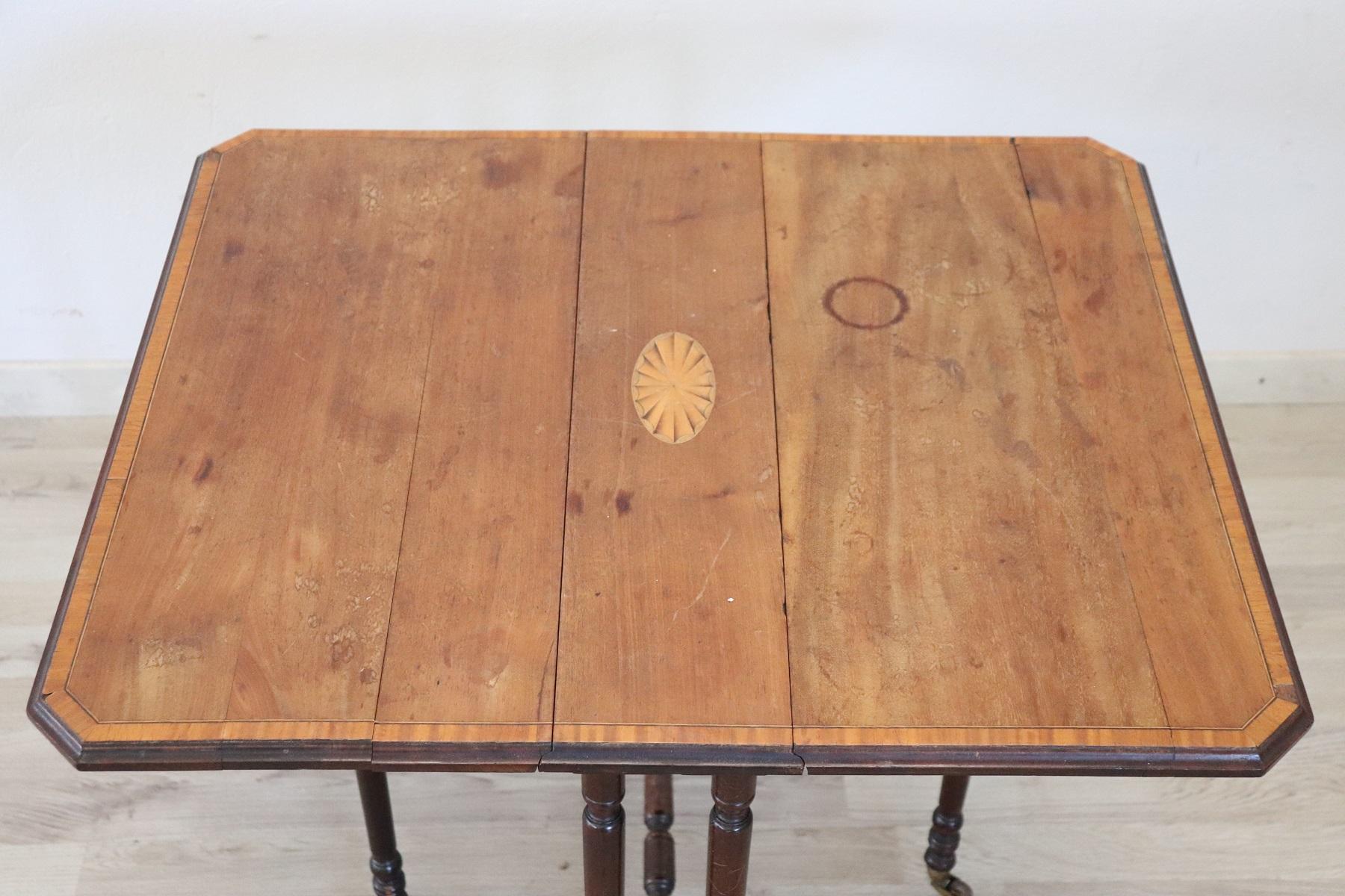 19th Century French Napoleon III Inlaid Wood Folding and Serving Table In Good Condition For Sale In Casale Monferrato, IT