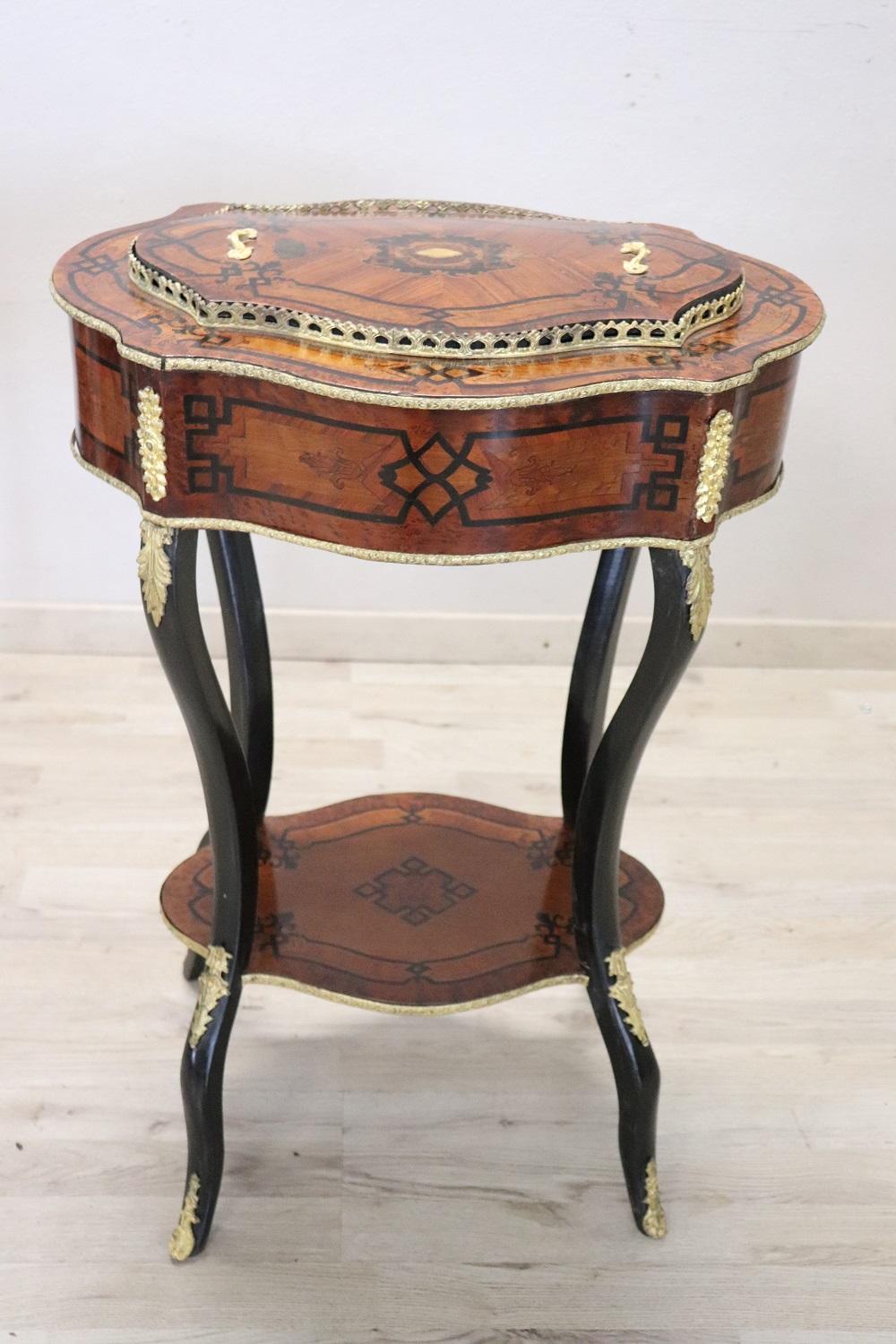 Table jardinire franaise du 19me sicle en bois incrust de style Napolon III avec bronzes dors en vente 6