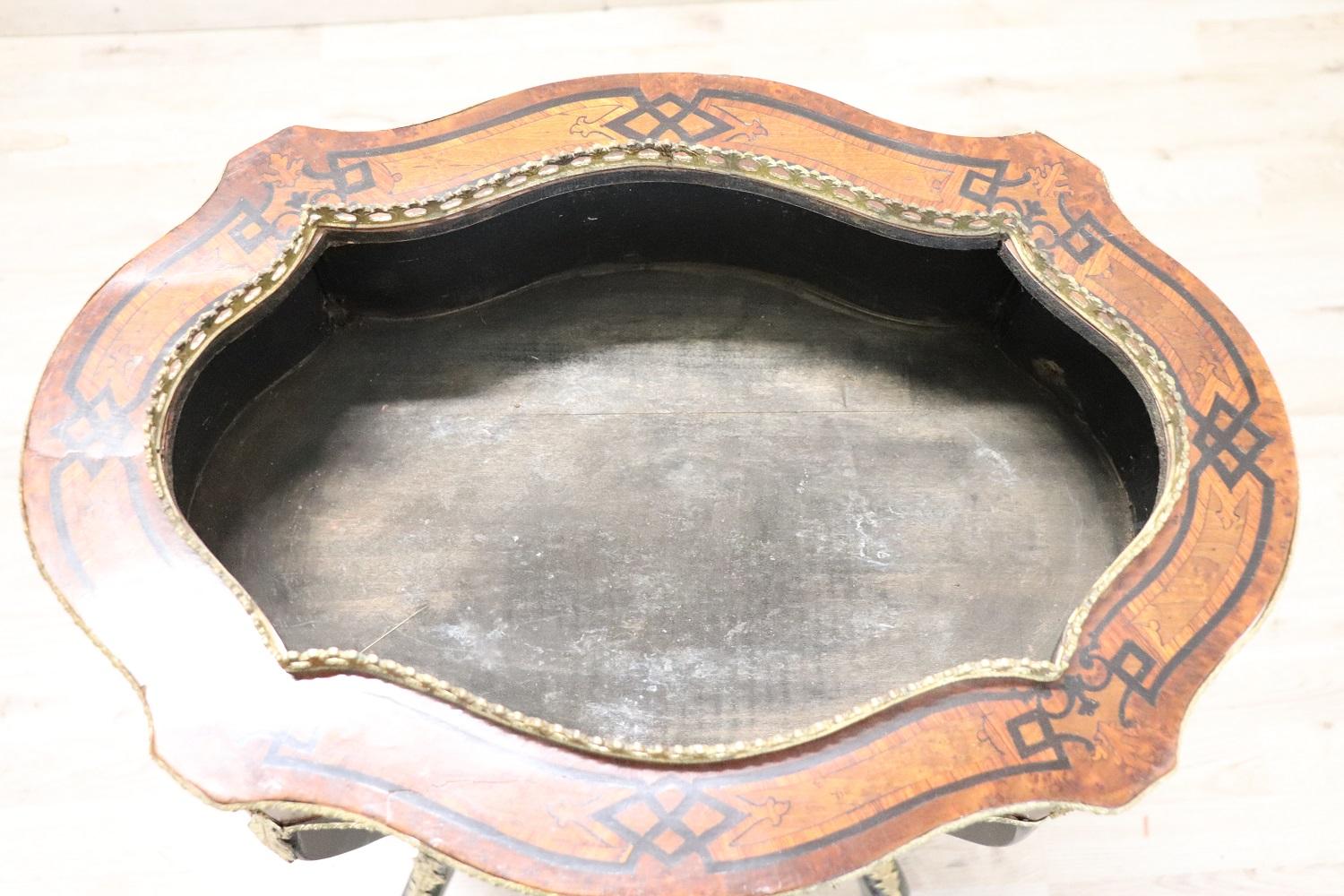 Table jardinire franaise du 19me sicle en bois incrust de style Napolon III avec bronzes dors Excellent état - En vente à Casale Monferrato, IT