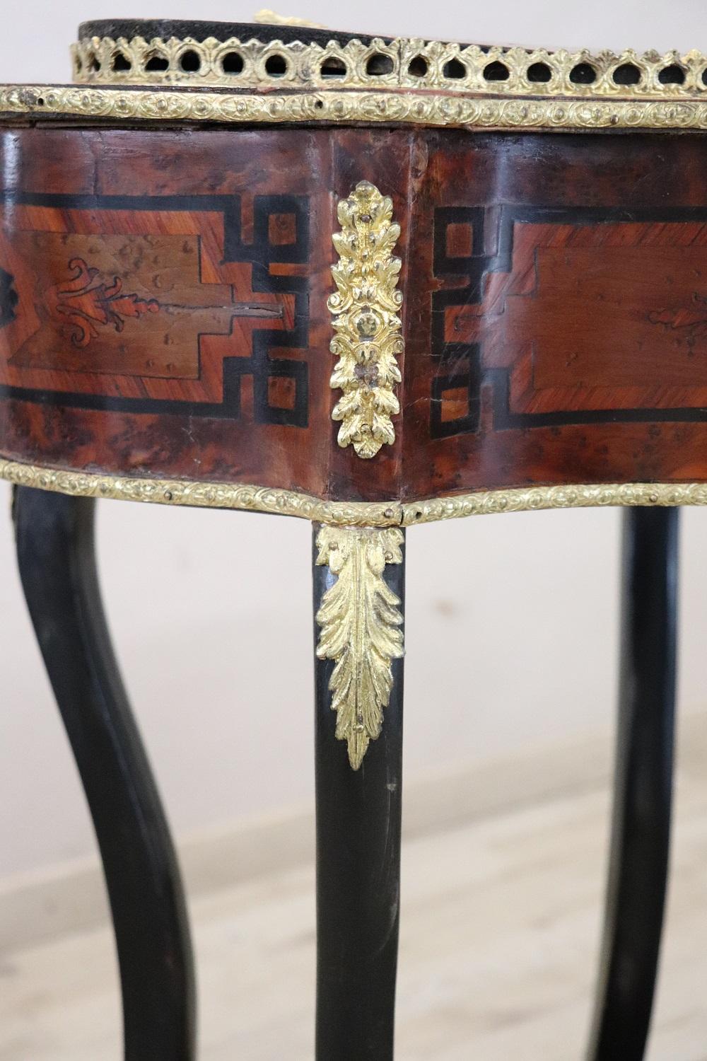 Noyer Table jardinire franaise du 19me sicle en bois incrust de style Napolon III avec bronzes dors en vente