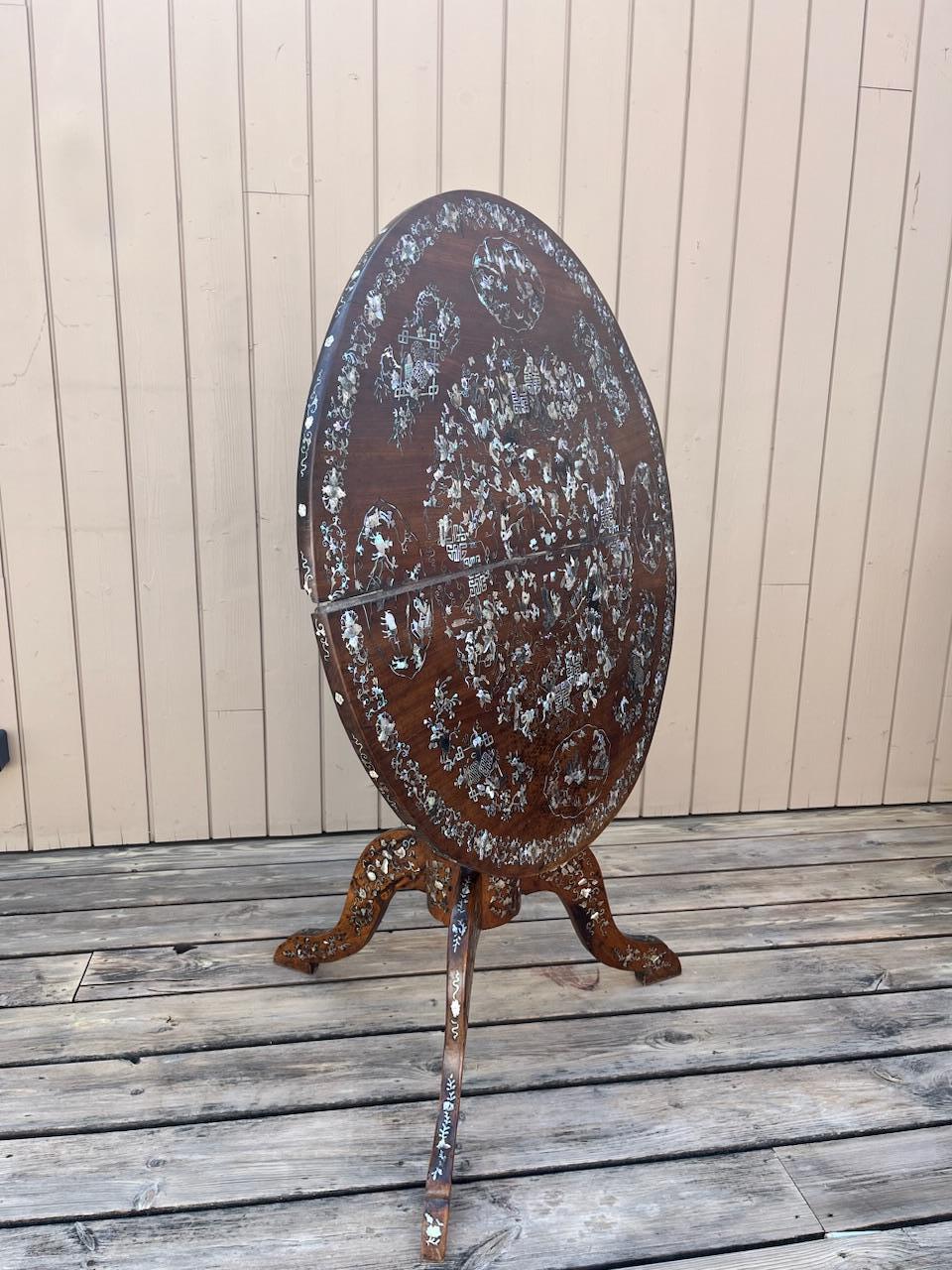 This unique Napoleon III walnut table features exquisite inlays across the entire tabletop and its sculpted pedestal base, creating sumptuous floral and butterfly motifs.
With its exotic and refined charm, it is perfect as a side table, end table,