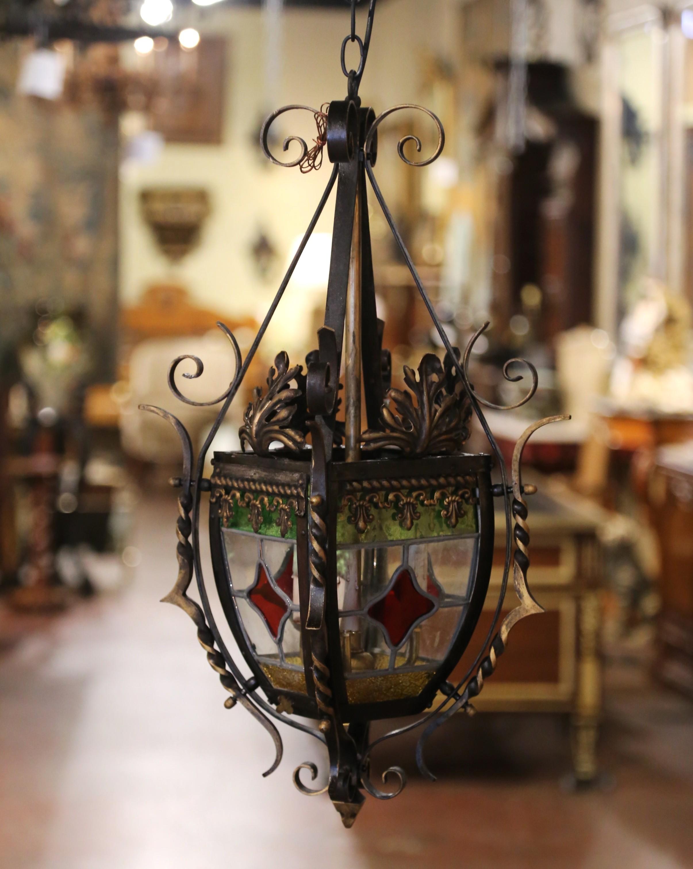 Per un'illuminazione unica, non cercare oltre questa bellissima lanterna in stile gotico antico. Realizzata in Francia intorno al 1870, questa vibrante lanterna presenta quattro pannelli in vetro colorato disposti a scudo, che mostrano una ricca