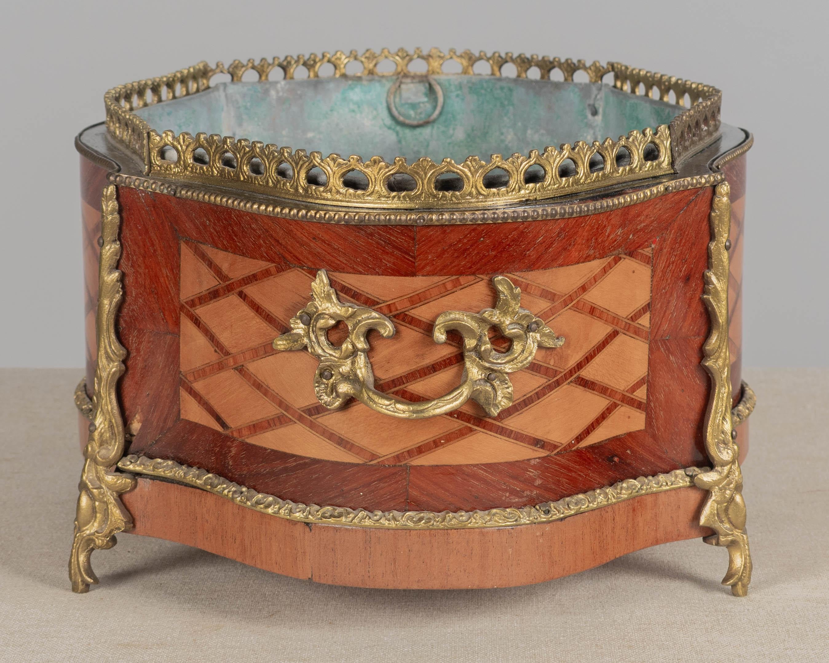 Bronzo 19th Century French Napoleon III Jardinière or Cachepot in vendita