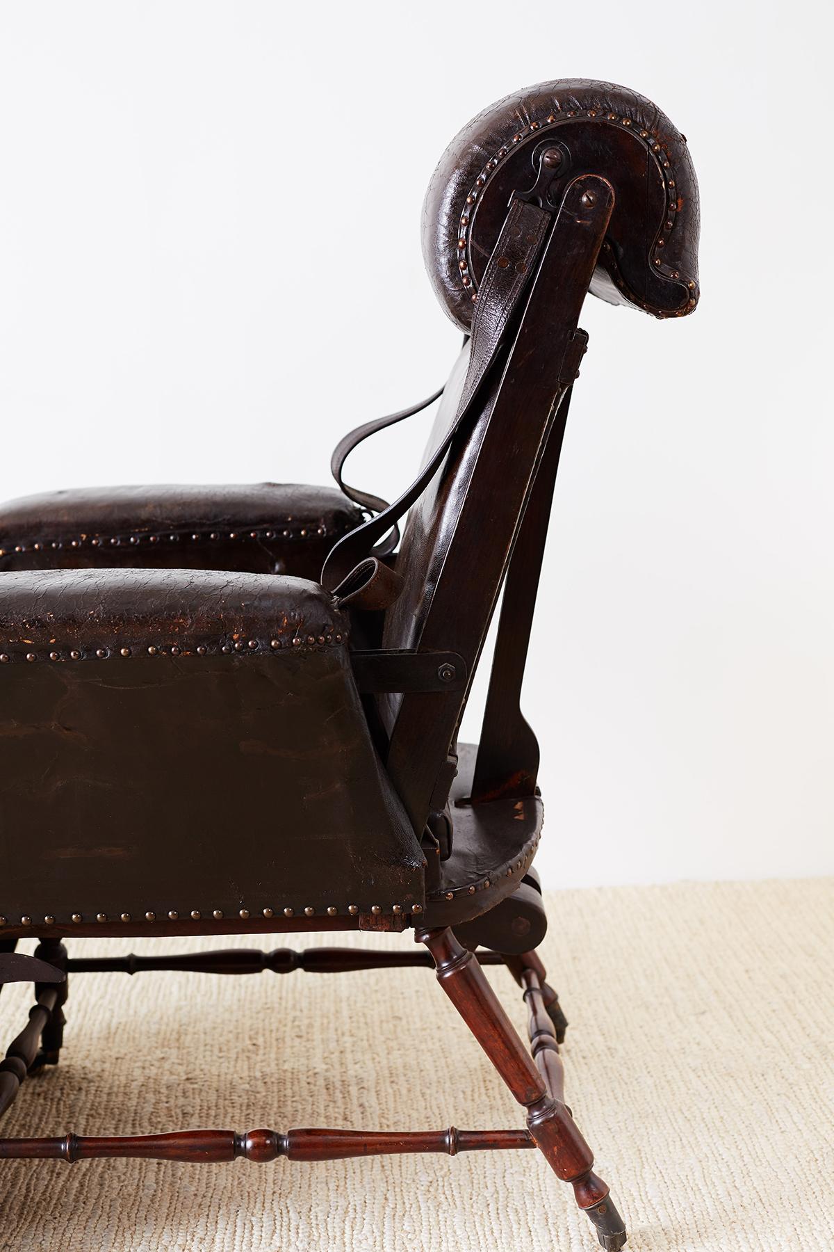 Fauteuil inclinable en cuir français Napoléon III du 19ème siècle en vente 4