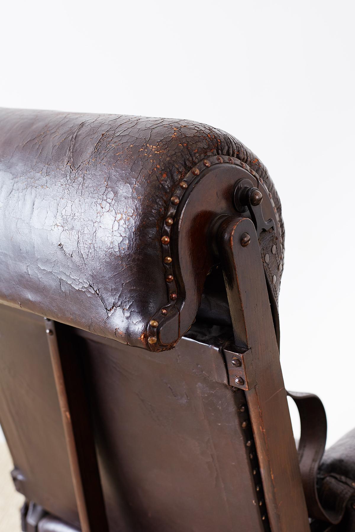 Fauteuil inclinable en cuir français Napoléon III du 19ème siècle en vente 6