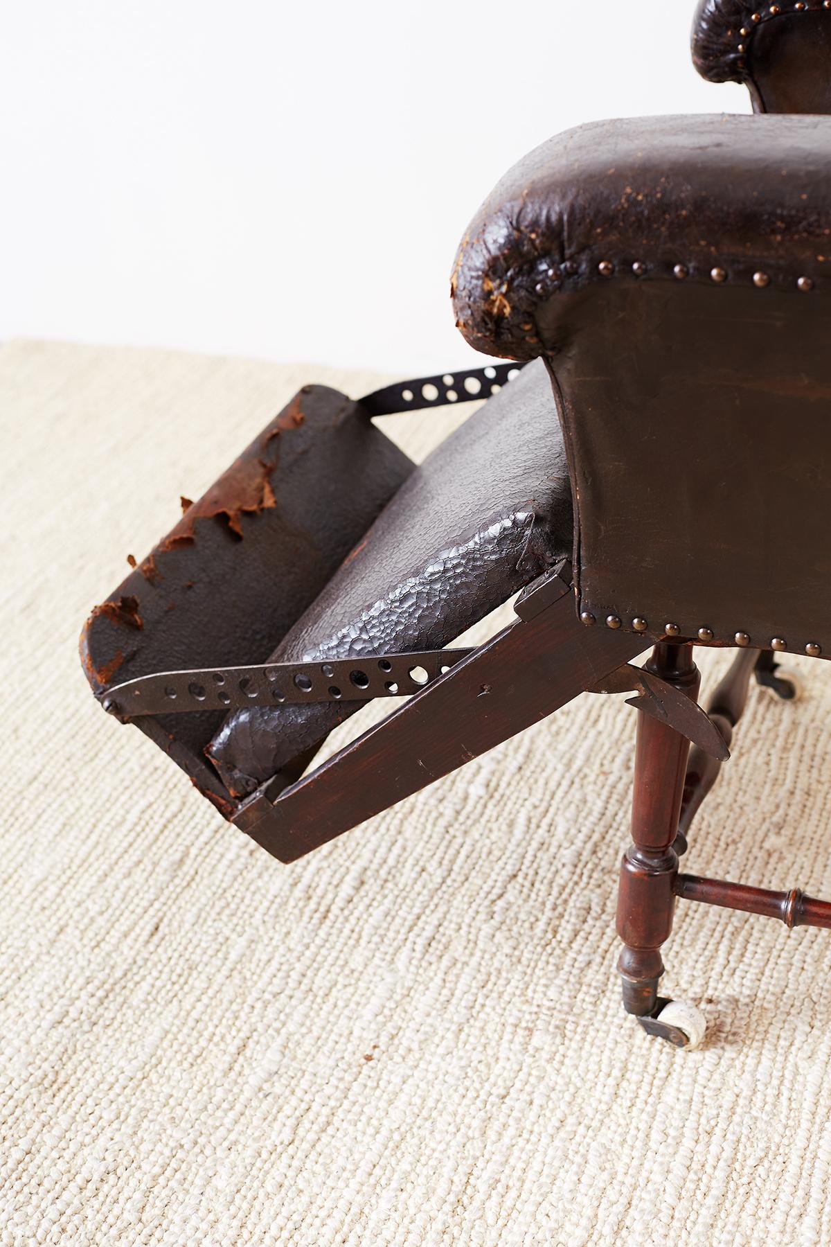 Fauteuil inclinable en cuir français Napoléon III du 19ème siècle en vente 10