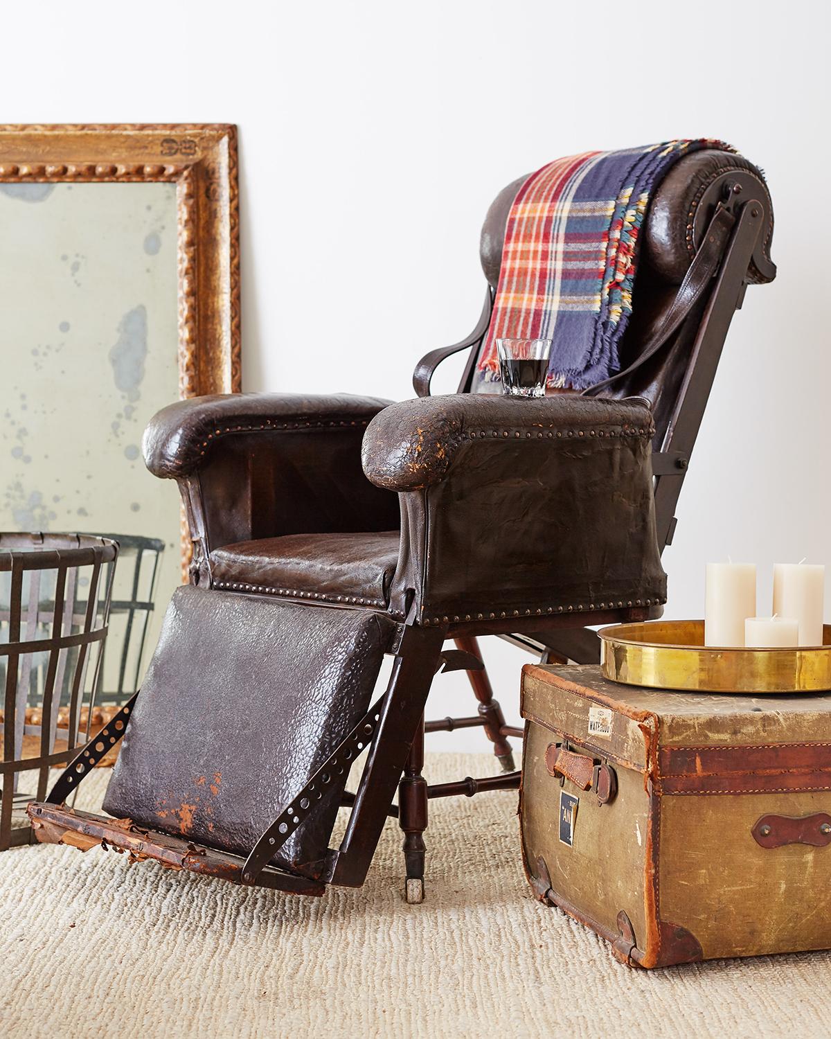 Fantastique fauteuil inclinable ou chaise longue en cuir d'époque Napoléon III du 19e siècle. Le cadre en acajou est recouvert d'un cuir foncé riche et vieilli. Les surfaces en cuir sont bordées de têtes de clous en laiton et d'un épais rembourrage.