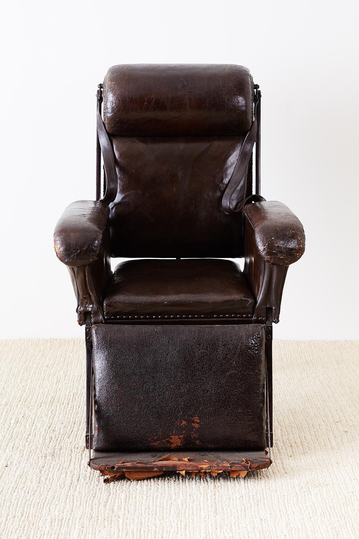 Fauteuil inclinable en cuir français Napoléon III du 19ème siècle Abîmé - En vente à Rio Vista, CA