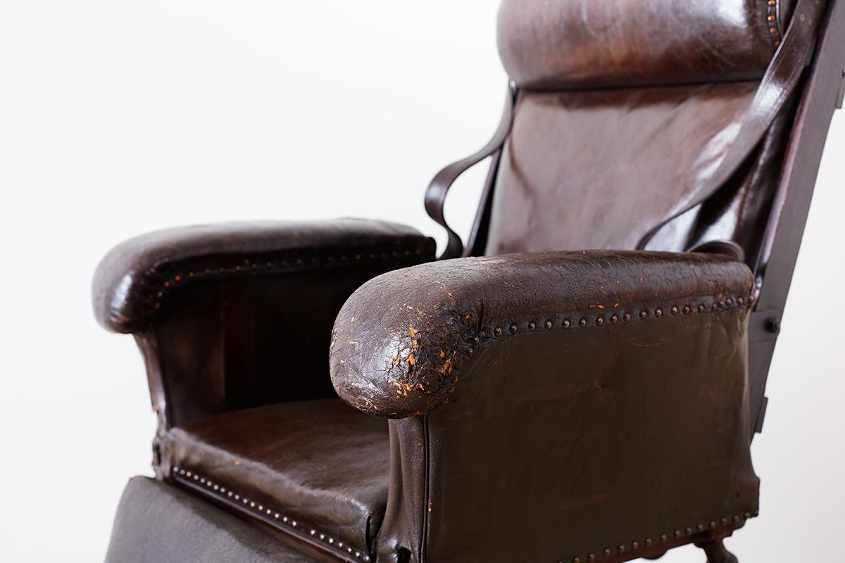 19th Century French Napoleon III Leather Reclining Armchair In Distressed Condition For Sale In Rio Vista, CA