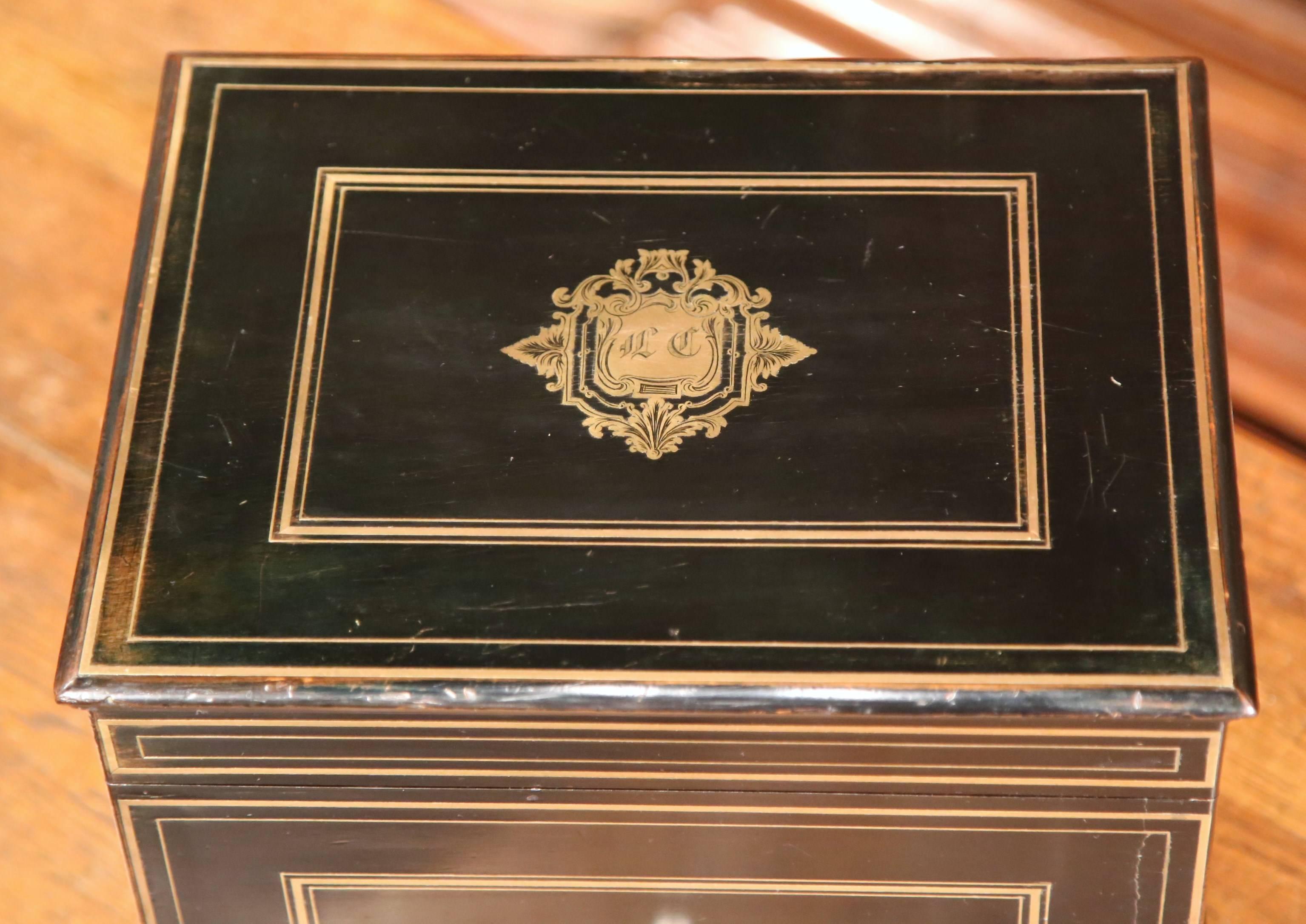 Buriné Boîte à liqueur française du 19ème siècle de style Napoléon III en acajou et bronze incrusté en vente