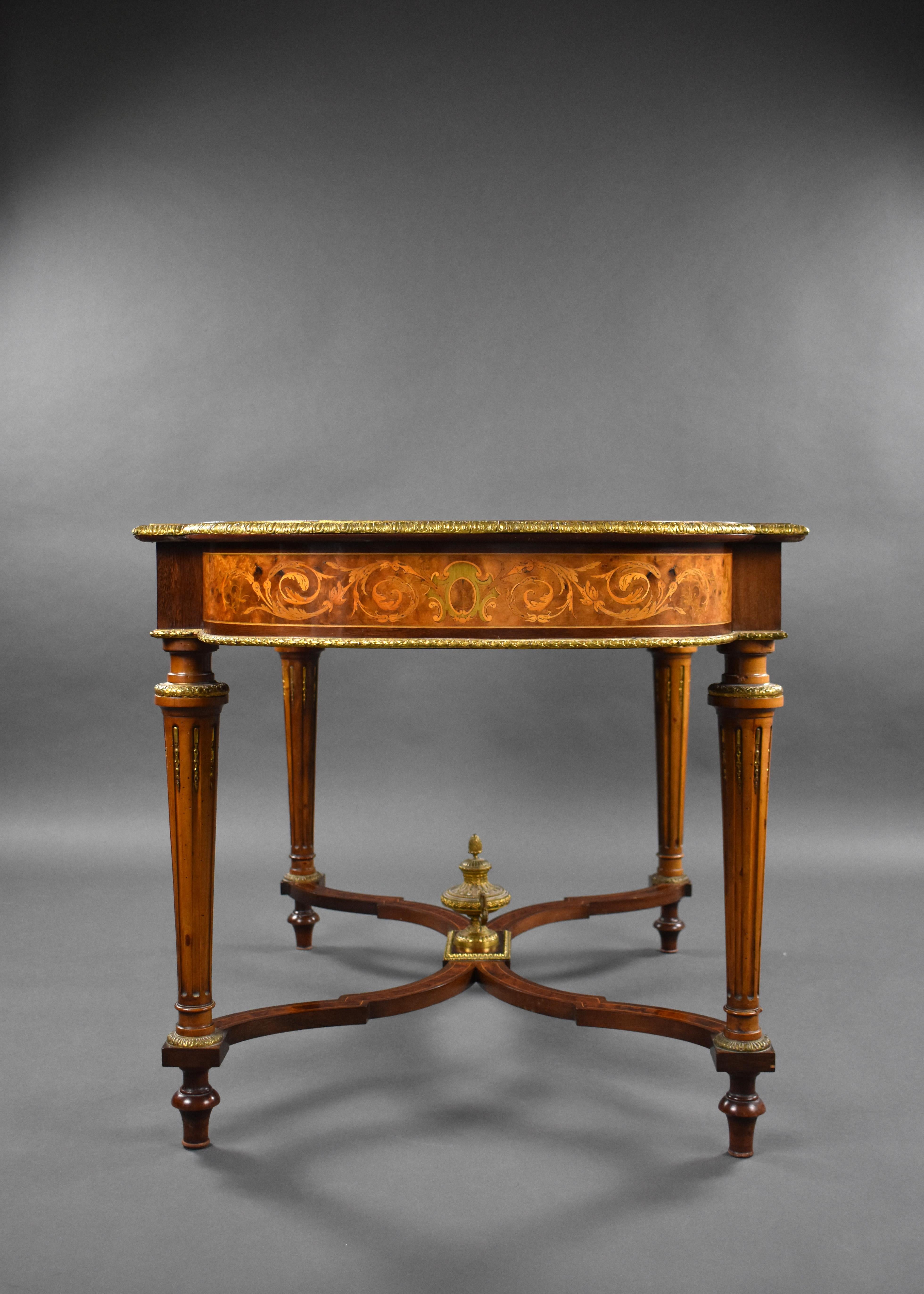 Sycomore Table centrale en marqueterie française Napoléon III du 19ème siècle en vente