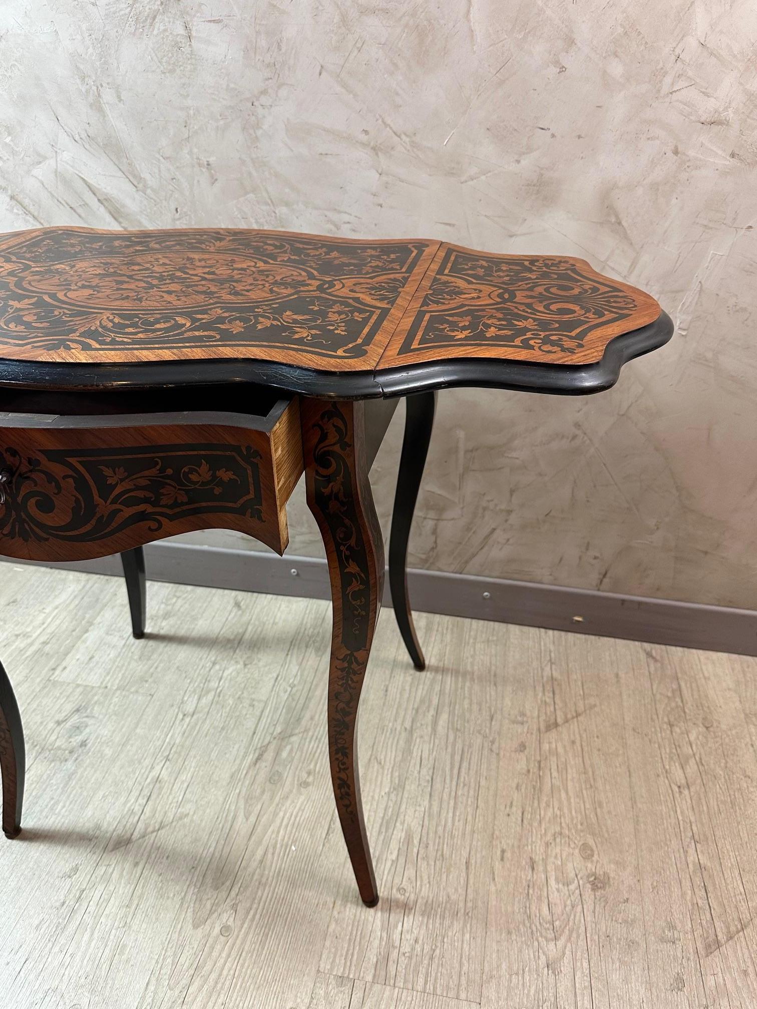 Table pliante en marqueterie Napoléon III du XIXe siècle, années 1870 en vente 4