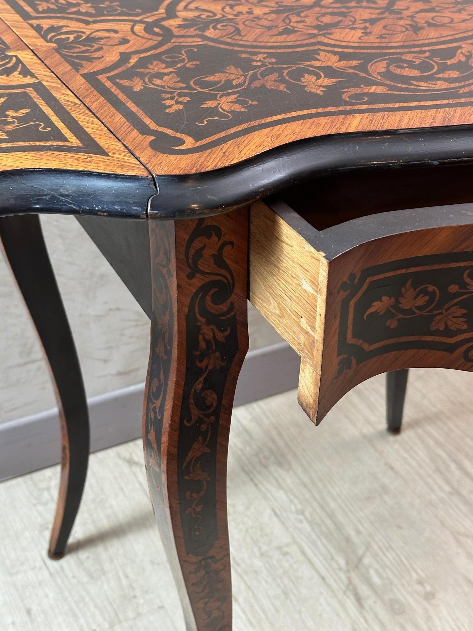 Table pliante en marqueterie Napoléon III du XIXe siècle, années 1870 en vente 2