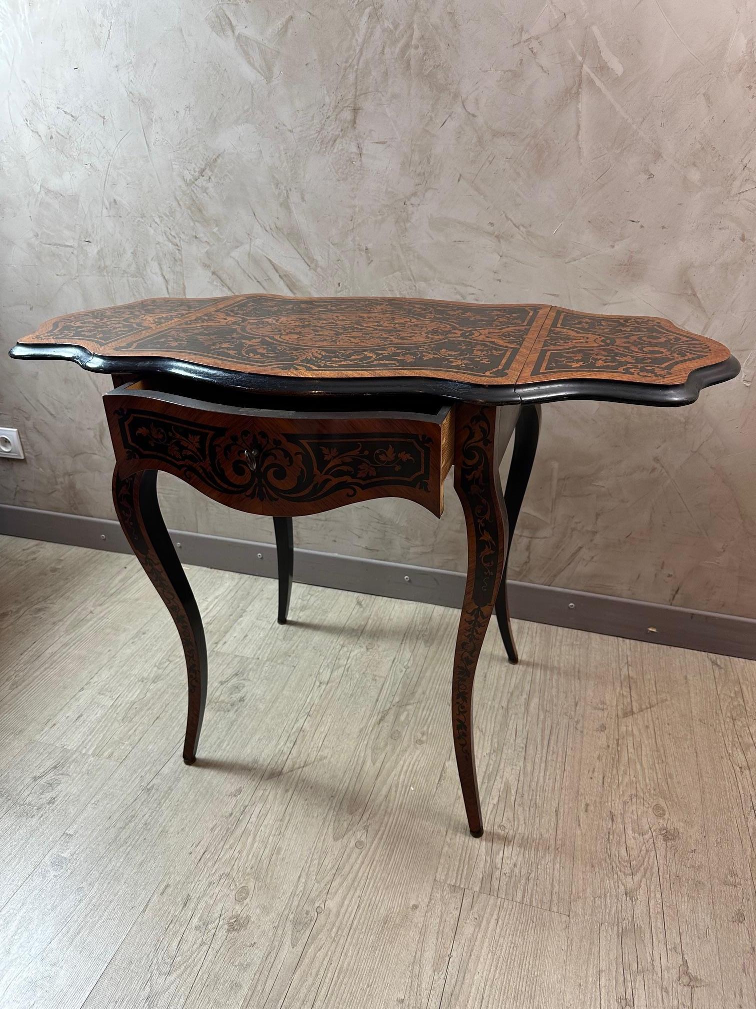 Table pliante en marqueterie Napoléon III du XIXe siècle, années 1870 en vente 3