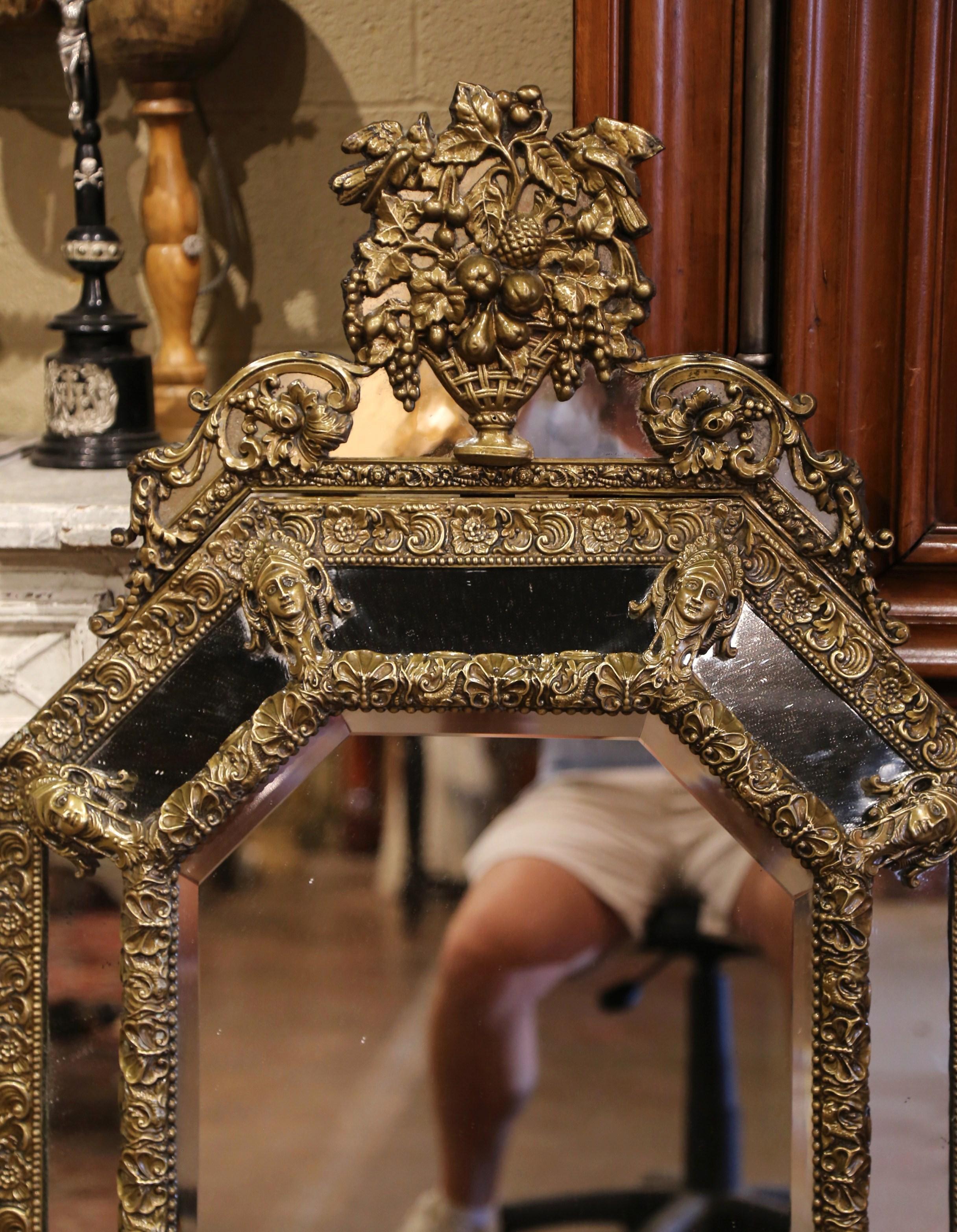 Français Miroir octogonal français du 19ème siècle de style Napoléon III, en laiton repoussé avec superposition de biseaux en vente