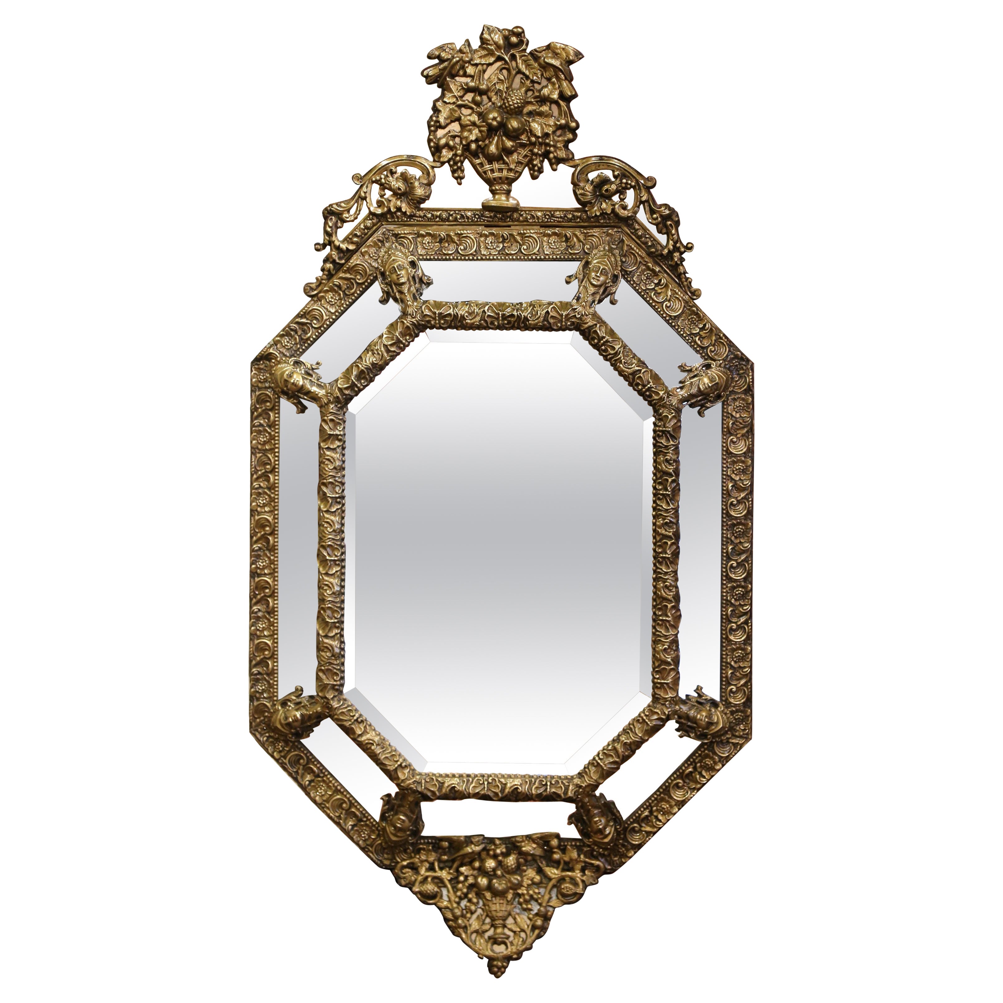 Achteckiger französischer Repousse-Spiegel mit abgeschrägtem Overlay aus Messing, Napoleon III., 19. Jahrhundert im Angebot