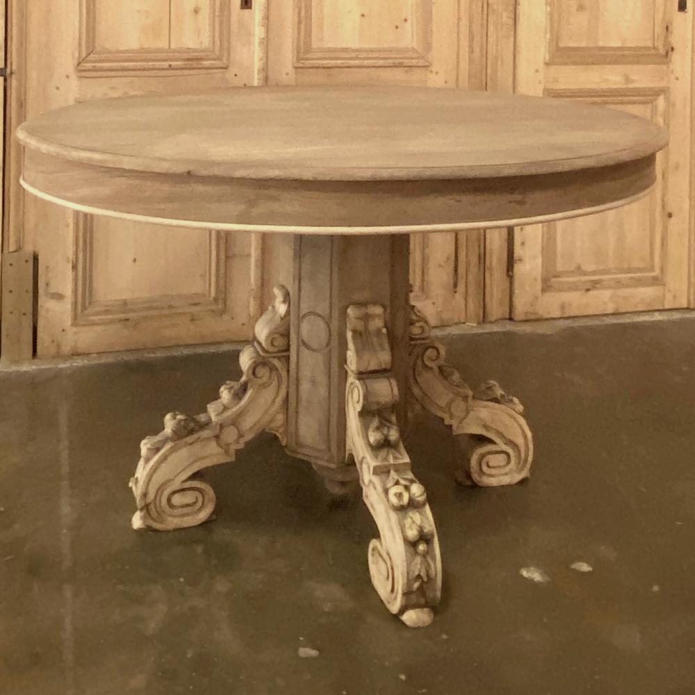 table centrale ovale Napoléon III du 19e siècle, en chêne ancien exquis, rendu plus beau par notre procédé exclusif de décapage non pétrochimique, qui lui confère un aspect agréable et doux. Le plateau de la table est soutenu par un piédestal