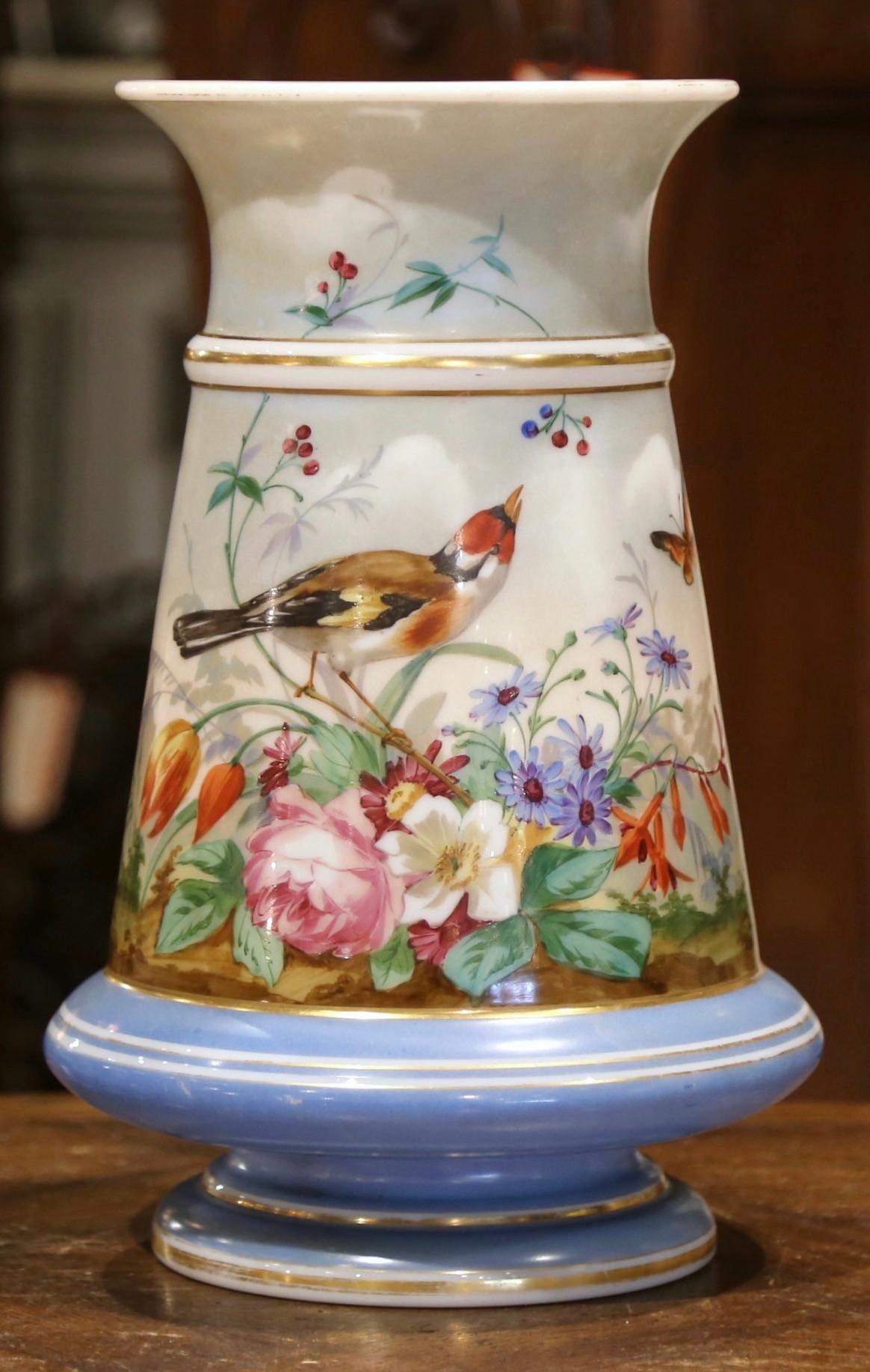 Français Vase français du 19ème siècle en porcelaine peinte style Napoléon III avec oiseau et papillon en vente