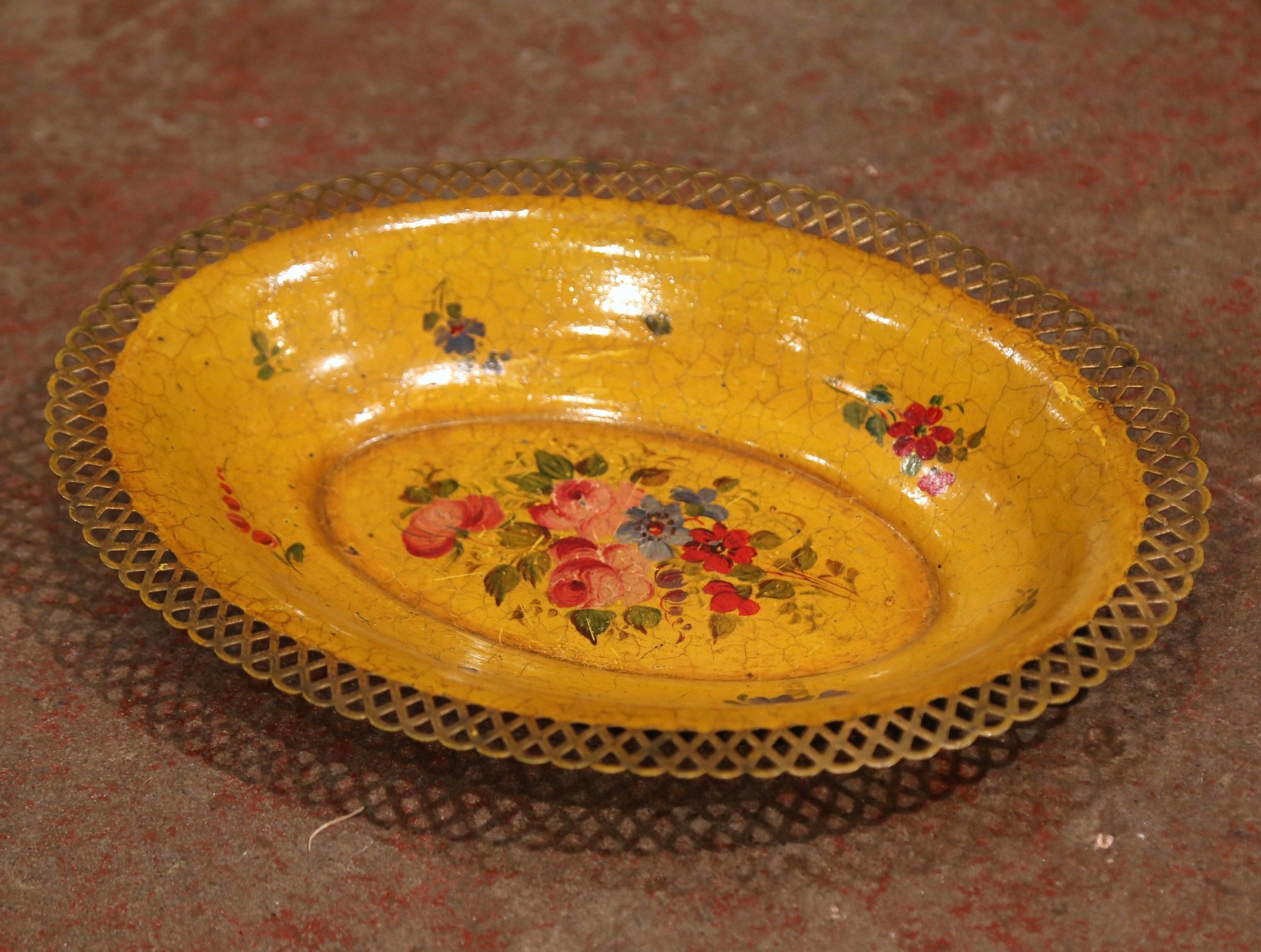 19th Century French Napoleon III Painted Tole Bread Basket In Excellent Condition In Dallas, TX