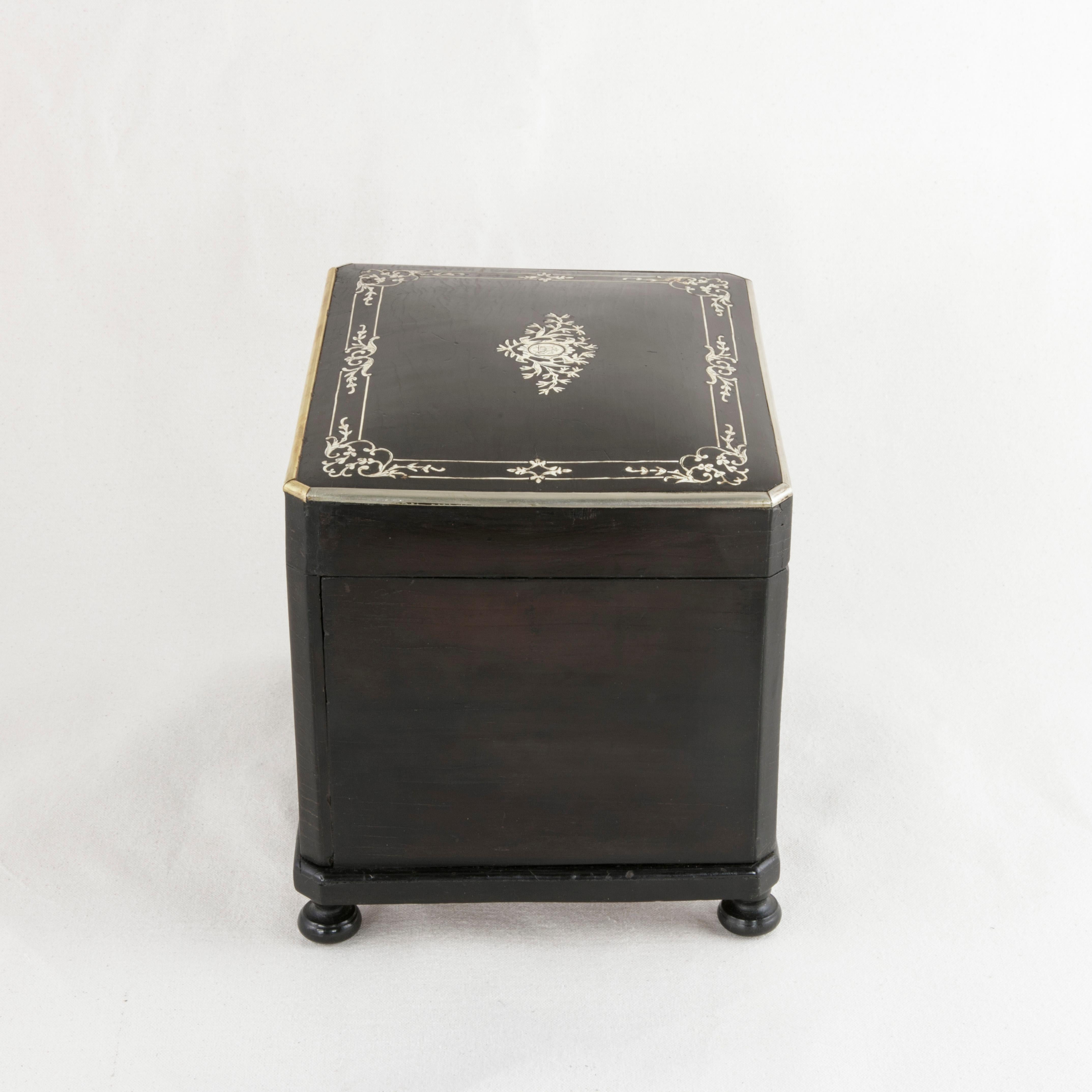 19th Century French Napoleon III Period Black Lacquer Cigar Box with Bone Inlay In Good Condition In Fayetteville, AR