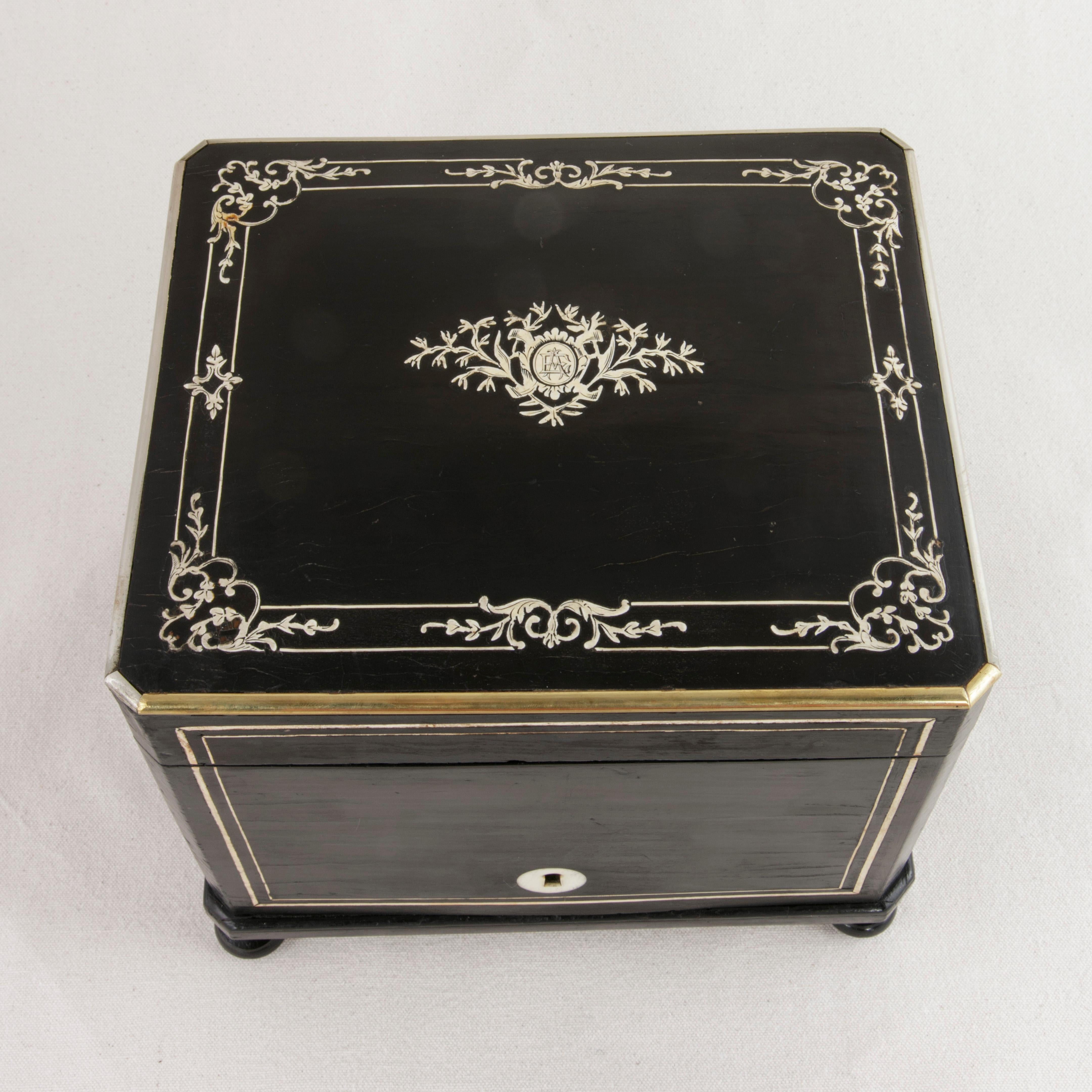 19th Century French Napoleon III Period Black Lacquer Cigar Box with Bone Inlay 1