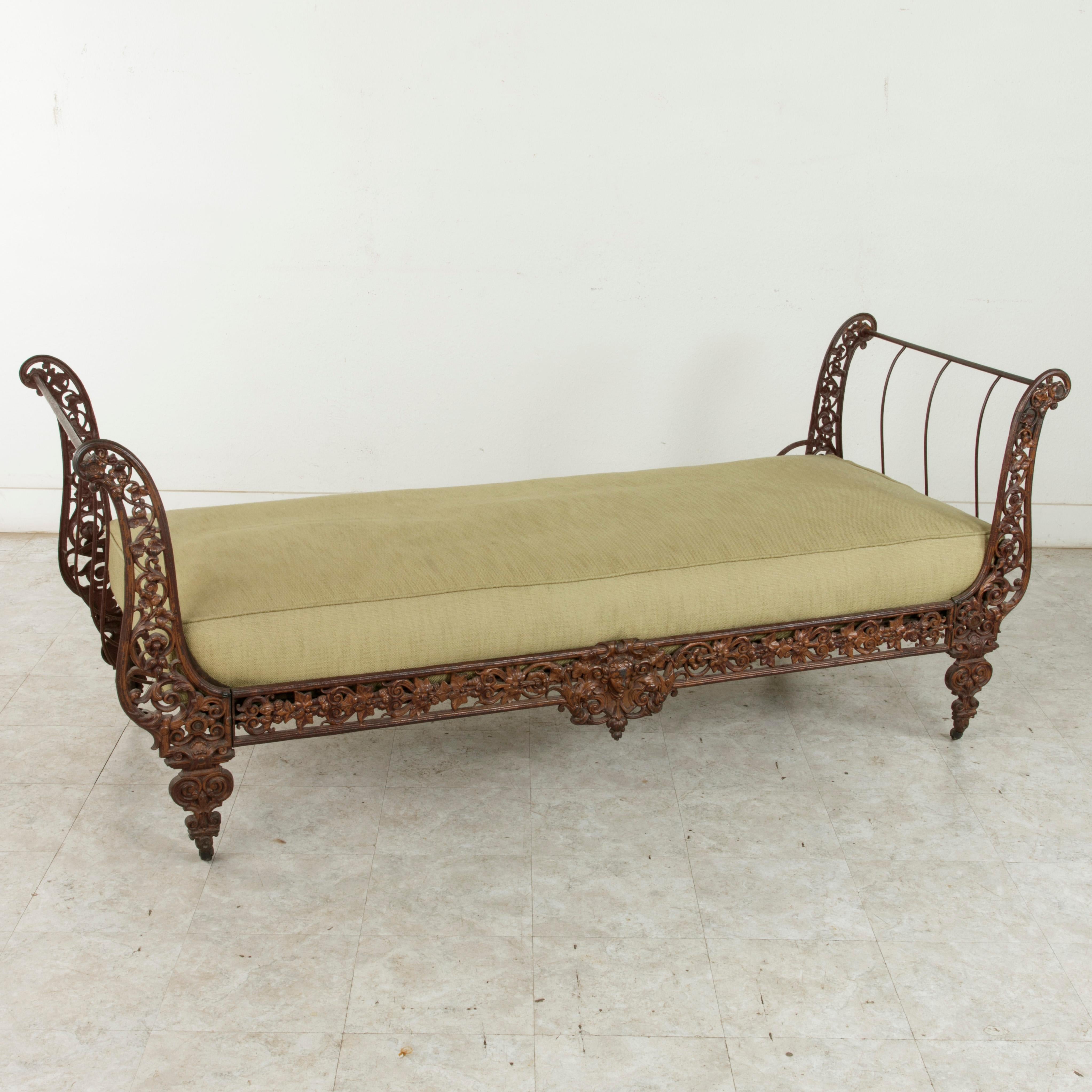 19th Century French Napoleon III Period Cast Iron Daybed or Sleigh Bed In Good Condition In Fayetteville, AR