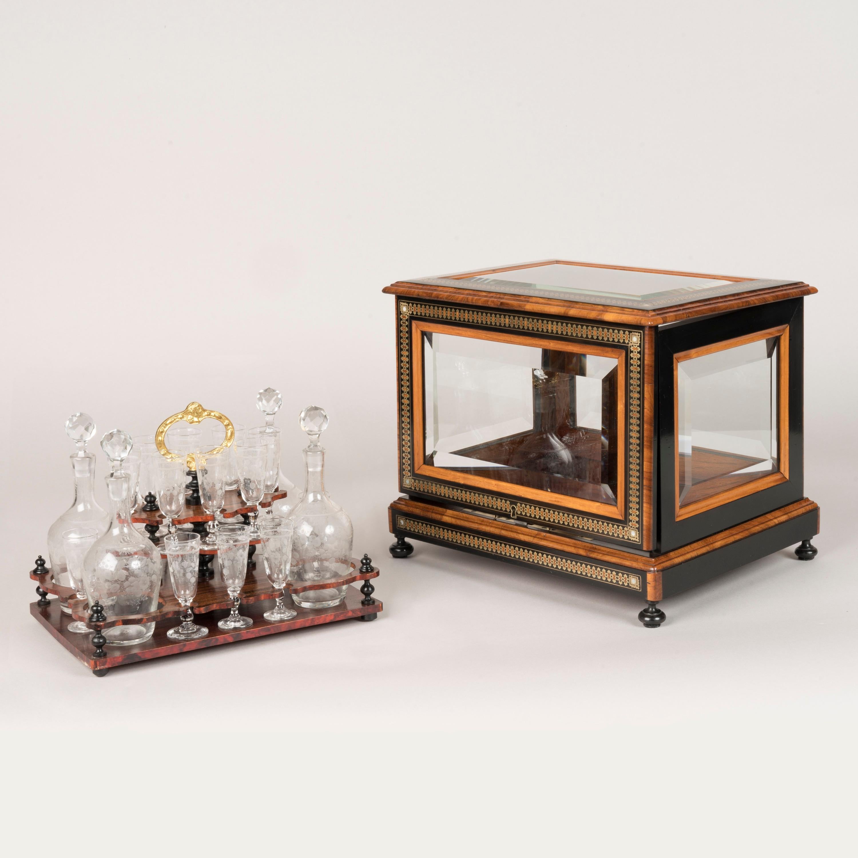 Français Coffret à boissons d'époque Napoléon III du 19e siècle avec carafes et verres en vente