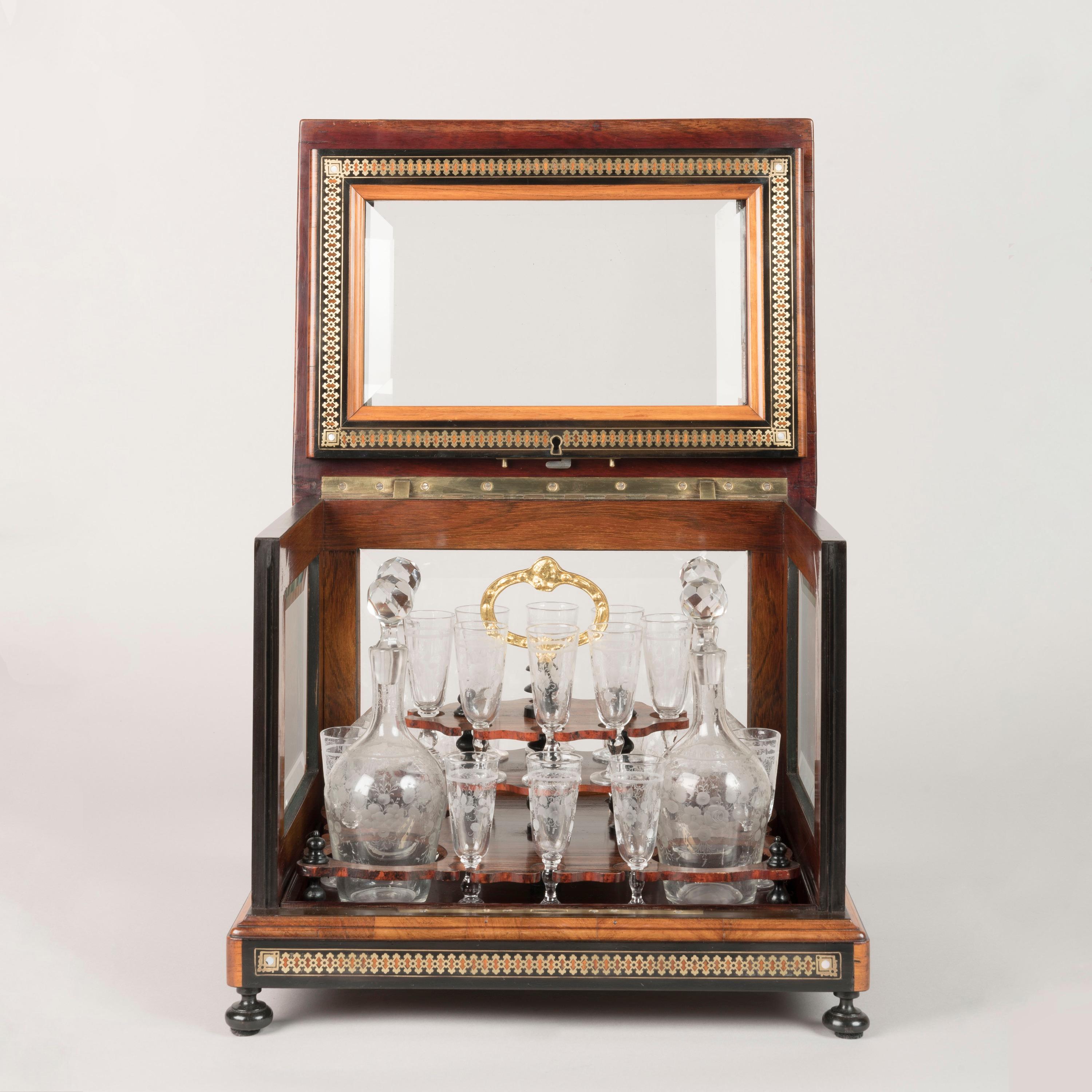 XIXe siècle Coffret à boissons d'époque Napoléon III du 19e siècle avec carafes et verres en vente