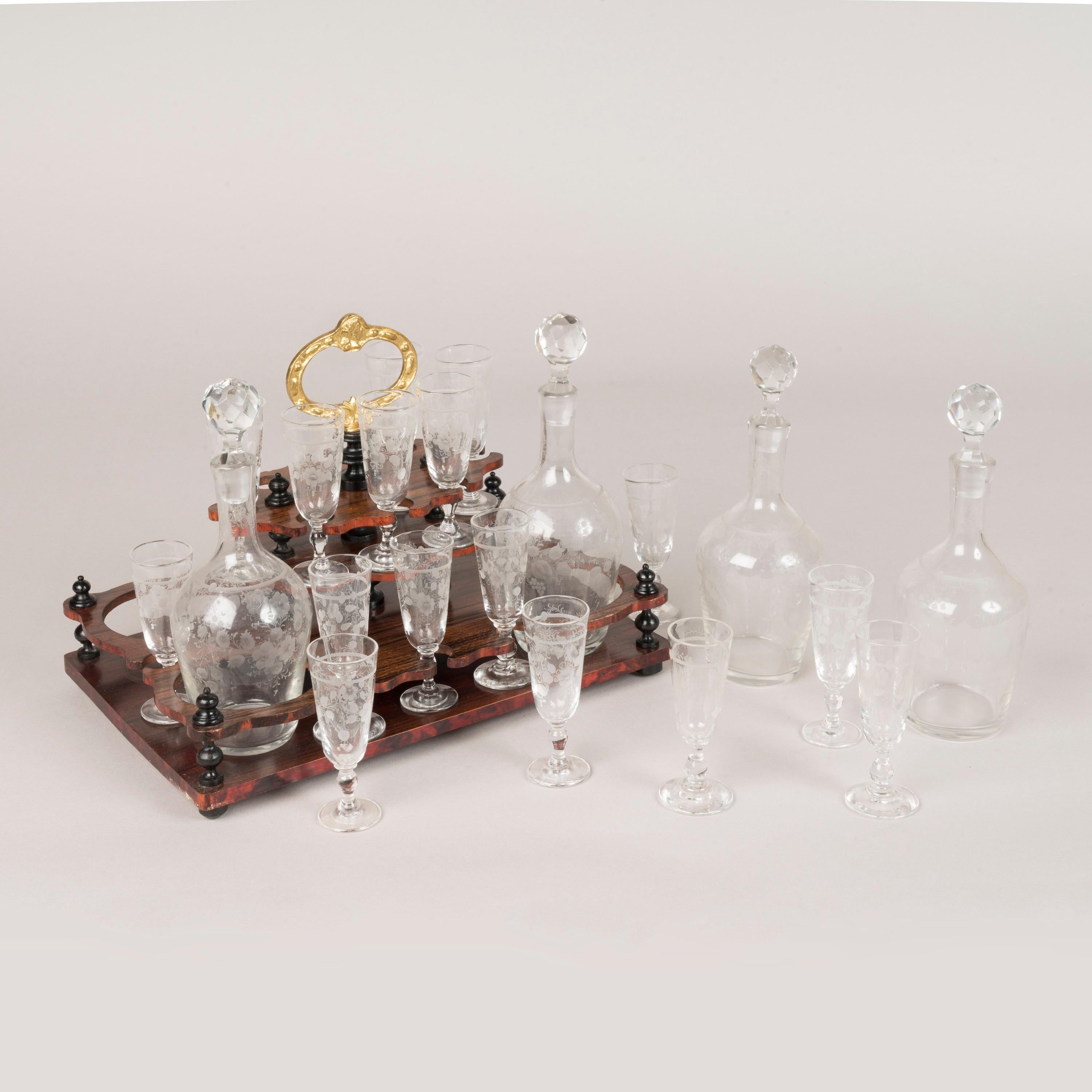 Laiton Coffret à boissons d'époque Napoléon III du 19e siècle avec carafes et verres en vente