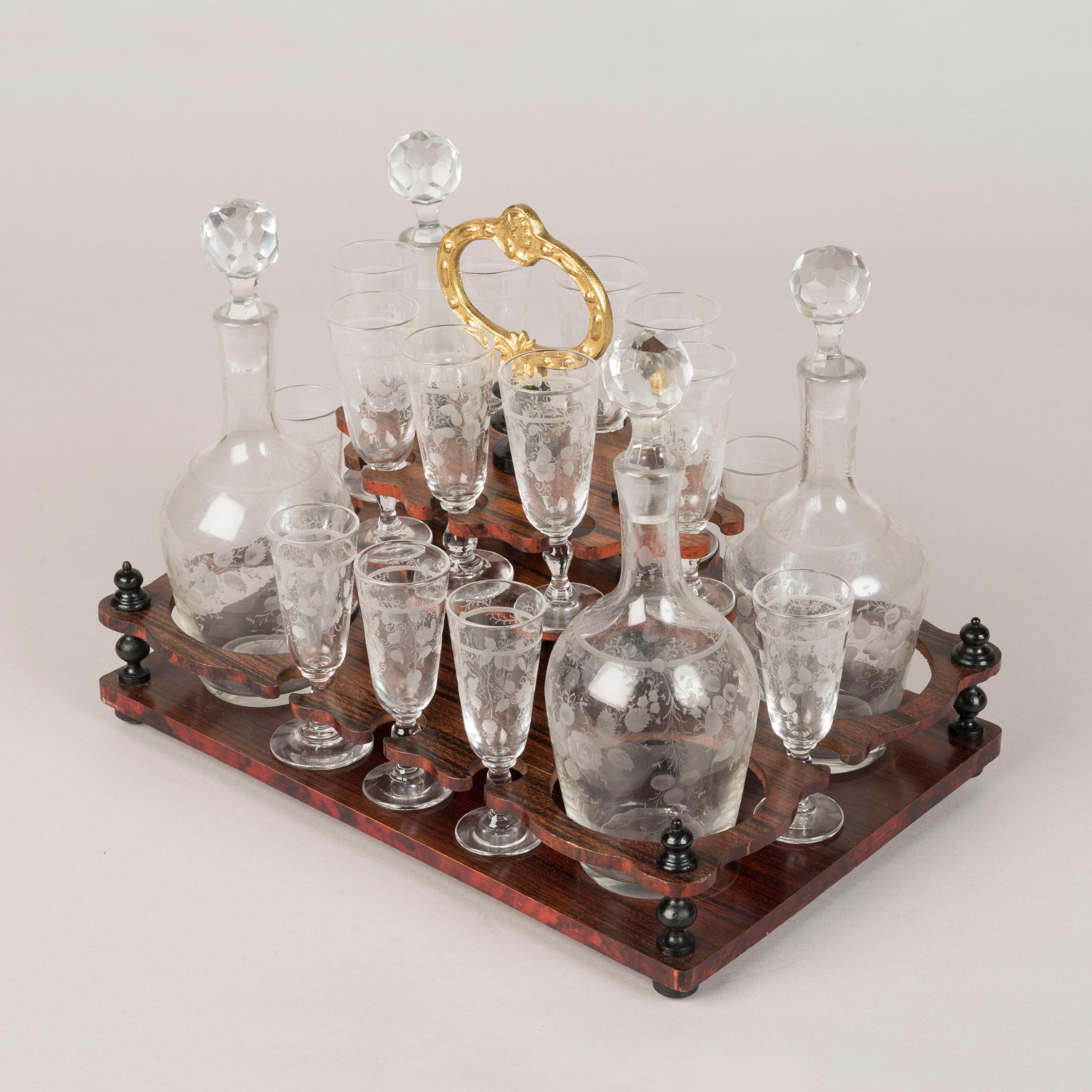 Coffret à boissons d'époque Napoléon III du 19e siècle avec carafes et verres en vente 1