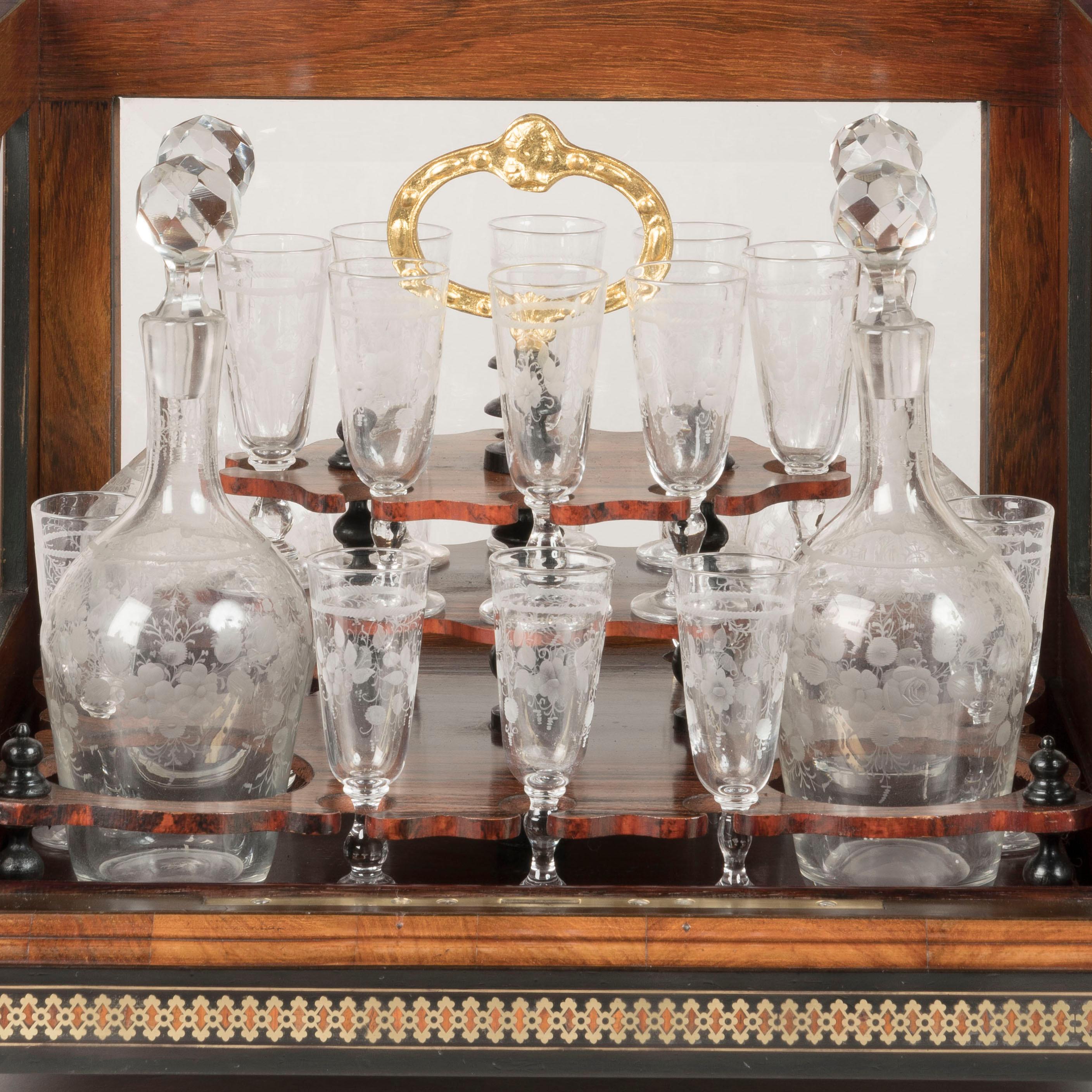 Coffret à boissons d'époque Napoléon III du 19e siècle avec carafes et verres en vente 2