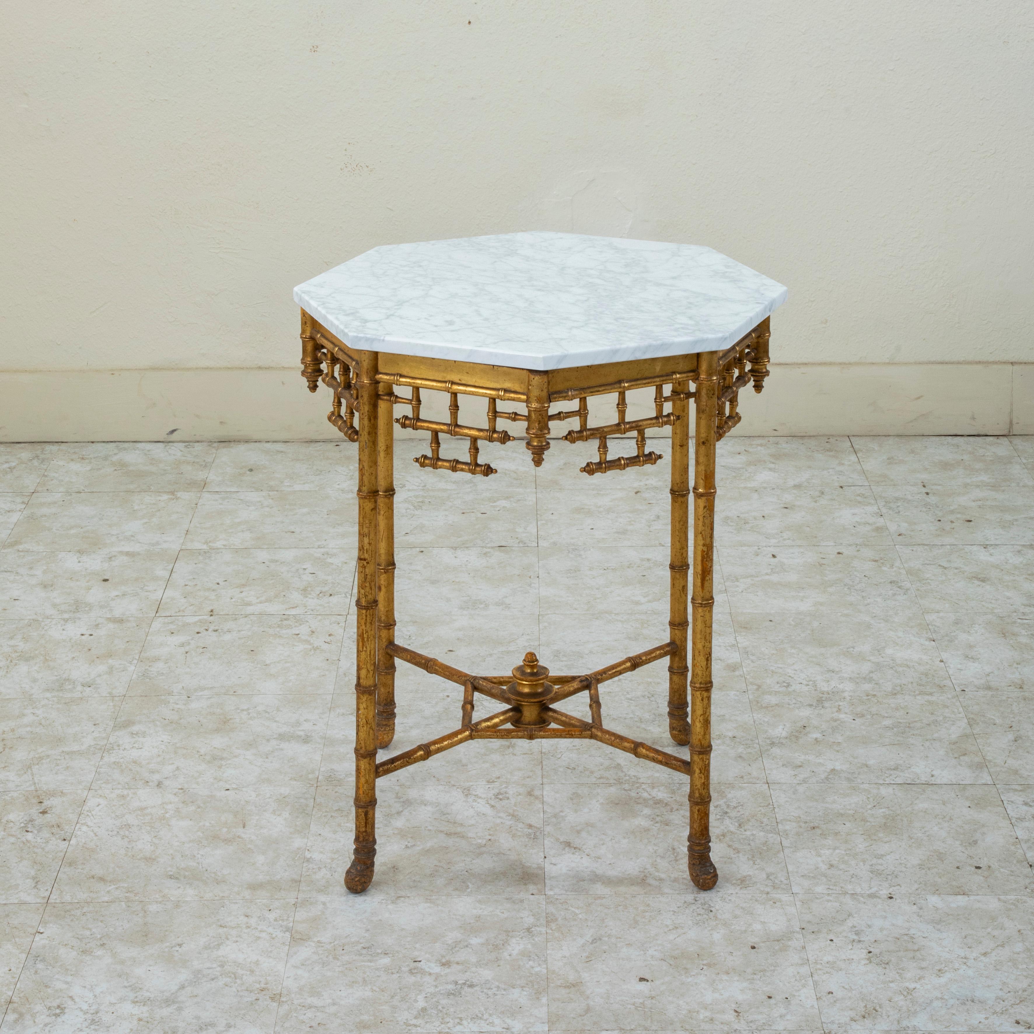 Français Table d'appoint d'époque Napoléon III en faux bambou et bois doré, marbre, 19e siècle en vente