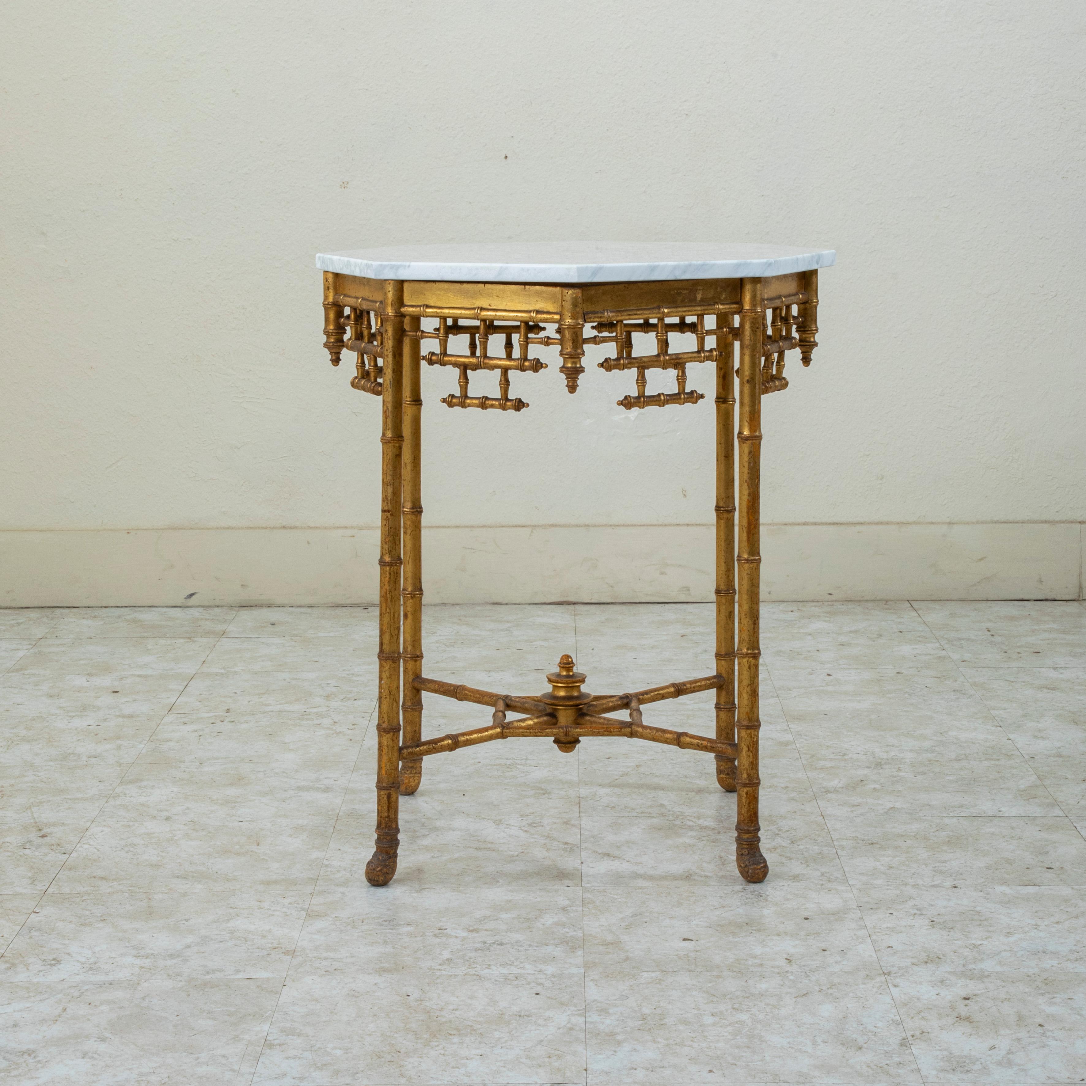 Table d'appoint d'époque Napoléon III en faux bambou et bois doré, marbre, 19e siècle Bon état - En vente à Fayetteville, AR